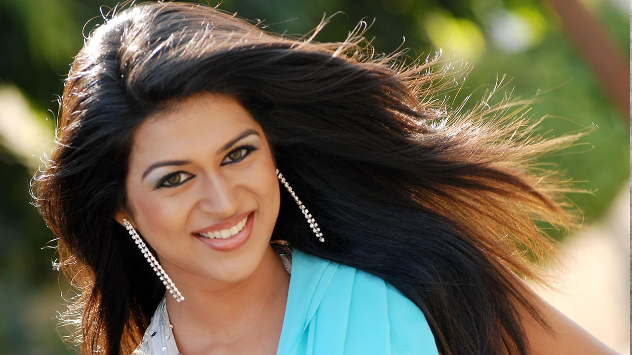 ఇన్ని సినిమాల్లో నటించినప్పటికీ ఈ బ్యూటీకి అదృష్టం కలిసి రాలేదనే చెప్పాలి.  ఈ బ్యూటీ ఎప్పుడూ సెకండ్ హీరోయిన్‌గా నే చేసింది తప్ప, స్టార్ హీరోల సరసన హీరోయిన్‌గా మాత్రం అవకాశాలు అందుకోలేకపోయింది. ఇక తర్వాత మెల్లిగా అవకాశాలు తగ్గడంతో తెలుగు చిత్ర పరిశ్రమకు దూరమైంది.