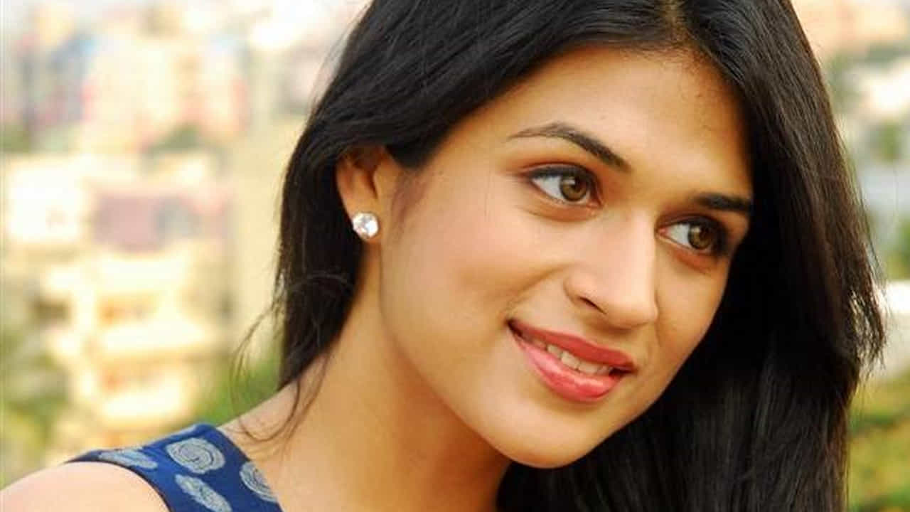 ఇక ఎప్పుడూ సోషల్ మీడియాలో యాక్టివ్గా ఉండే ఈ బ్యూటీ నిత్యం ఫొటోస్ షేర్ చేస్తూ తన అంద చందాలతో ఆకట్టుకుంటుంది. తాజాగా ఈ బ్యూటీ పింక్ చీరలో, స్లీవ్ లెస్ బ్లౌజ్ ధరించి, తన అంద చందాలతో ఎంతో మంది మది దోచుకుంది. ప్రస్తుతం ఈ ఫొటోస్ నెటిజన్స్ను తెగ ఆకట్టుకుంటున్నాయి.