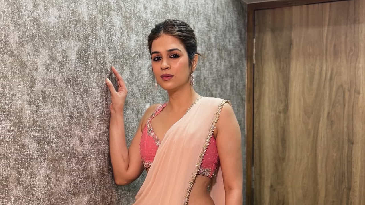 నటి శ్రద్ధా దాస్ గురించి ఎంత చెప్పినా తక్కువే. ఈ బ్యూటీ ఒకప్పుడు సెకండ్ హీరోయిన్గా చాలా సినిమాల్లో నటించి మంచి గుర్తింపు తెచ్చుకుంది. ఇక తర్వాత తెలుగులో అవకాశాలు తగ్గడంతో టాలీవుడ్కు దూరమైంది. ఈ మధ్య వరస ఫొటో షూట్స్తో మరోసారి తన అభిమానులను పలకరిస్తుంది ఈ అందాల ముద్దుగుమ్మ.