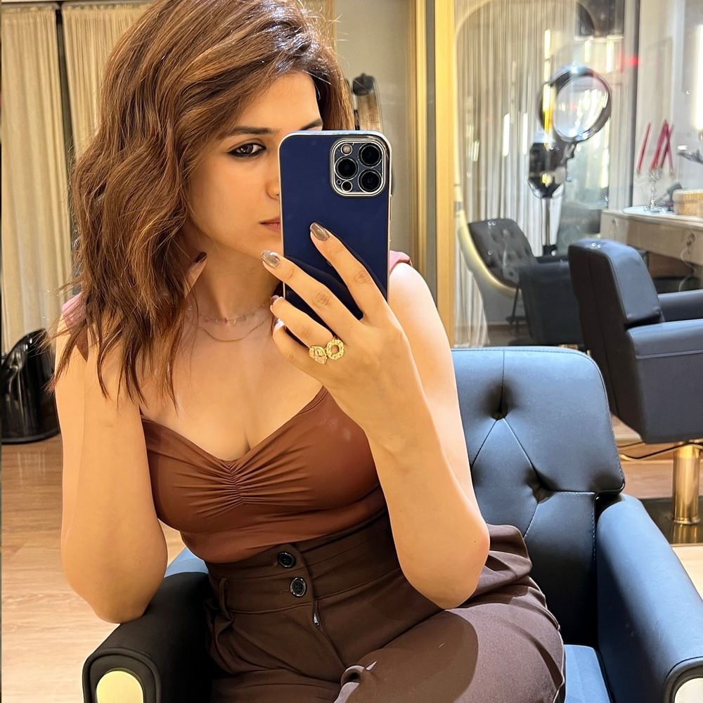 తాజాగా శ్రద్ధాదాస్ షేర్ చేసిన ఫోటోలు నెట్టింట రచ్చ చేస్తున్నాయి. ఈ ఫోటోలకు కుర్రకారు క్రేజీ కామెంట్స్ చేస్తున్నారు. హాట్ హాట్ అందాలతో మతిపోగొడుతోంది ఈ చిన్నది. తాజాగా ఈ బ్యూటీ షేర్ చేసిన ఫోటోల పై మీరూ ఓ లుక్కేయండి.