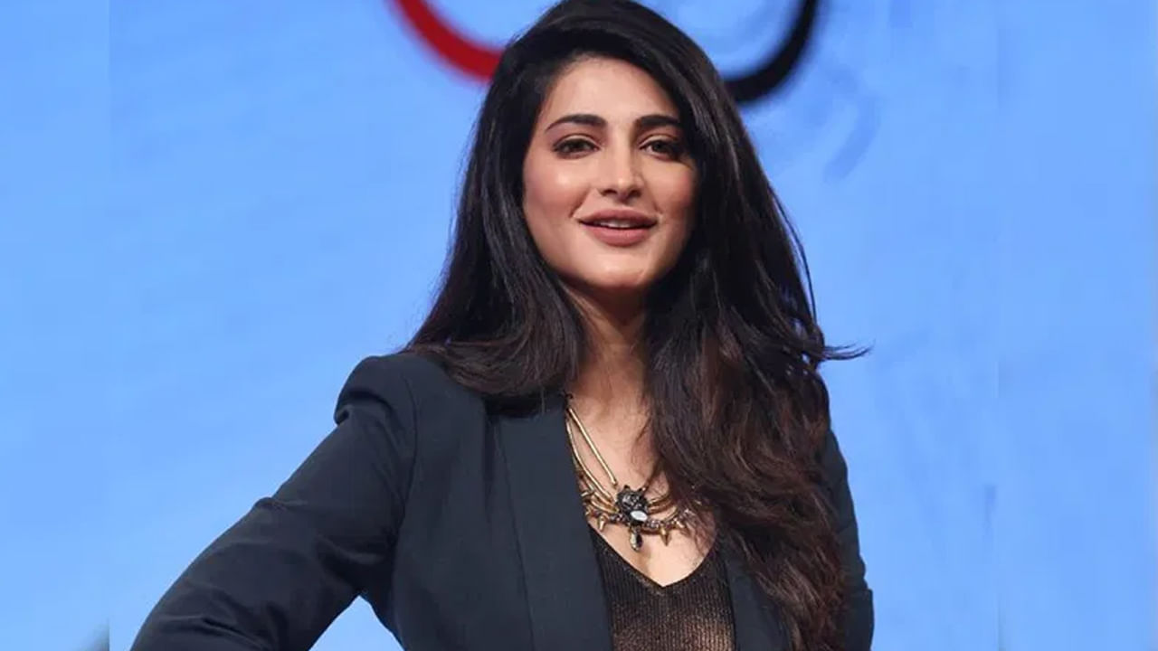 ఇక ఈ ముద్దుగుమ్మ వరసగా సినిమాలు చేయడమే కాకుండా,  సోషల్ మీడియాలో యాక్టివ్‌గా ఉంటూ తన అంద చందాలతో కుర్రకారి మతిపొగొడుతూ ఉంటుంది. తాజాగా స్టైలిష్ లుక్‌లో అదిరిపోయే డ్రెస్‌లో ఫొటోలకు ఫోజులిచ్చింది ఈ బ్యూటీ. బ్లాక్ డ్రెస్‌లో సోఫోలో కూర్చొని పలు ఫొటోలకు ఫోజులిచ్చింది.