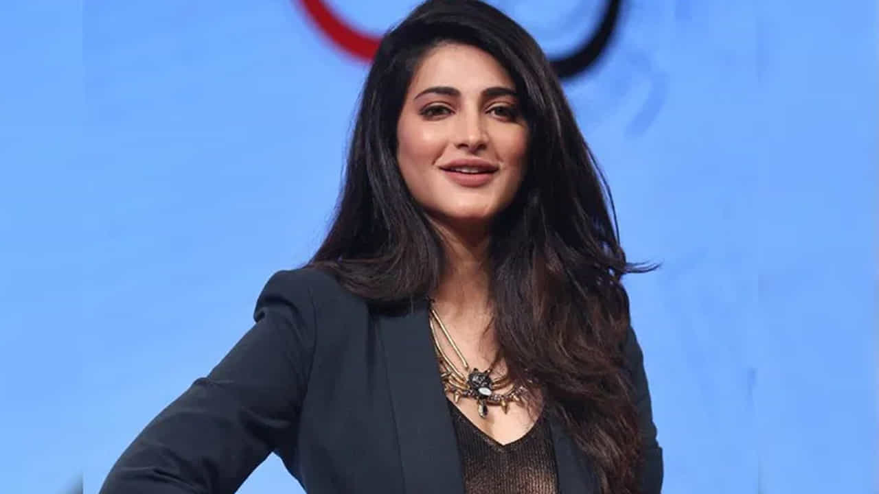 ఇక ఈ ముద్దుగుమ్మ వరసగా సినిమాలు చేయడమే కాకుండా, సోషల్ మీడియాలో యాక్టివ్గా ఉంటూ తన అంద చందాలతో కుర్రకారి మతిపొగొడుతూ ఉంటుంది. తాజాగా స్టైలిష్ లుక్లో అదిరిపోయే డ్రెస్లో ఫొటోలకు ఫోజులిచ్చింది ఈ బ్యూటీ. బ్లాక్ డ్రెస్లో సోఫోలో కూర్చొని పలు ఫొటోలకు ఫోజులిచ్చింది.