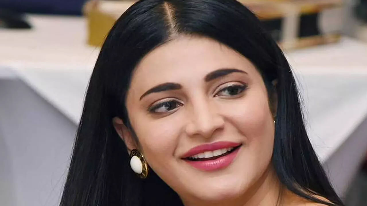 అందులో ఈ అమ్మడును చూస్తే మతిపోవాల్సిందే, అంత అందంగా ఉంది. ప్రస్తుతం దీనికి సంబంధించిన ఫొటోస్ సోషల్ మీడియాలో తెగ వైరల్ అవుతున్నాయి. మరి మీరు కూడా ఈ ఫొటోస్ పై ఓ లుక్ వేయండి.