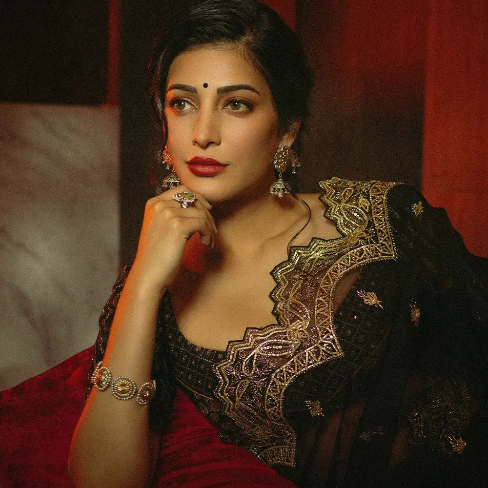 మరోవైపు శృతి హాసన్ ఆ మధ్య ఈ నెగిటివిటి తట్టుకోలేక కొన్నాళ్లు బ్రేక్ ఇచ్చారు. ఇదే రూట్‌లో అనుష్క శెట్టి సైతం వెళ్తున్నారు. తాజాగా ఐశ్వర్య లక్ష్మి సైతం సోషల్ మీడియా నుంచి తప్పుకున్నారు. 