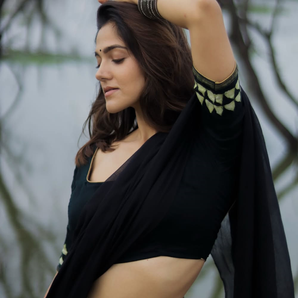 ఆమె మరెవరో కాదండి.. హీరోయిన్ సిమ్రాన్ చౌదరి. ప్రస్తుతం ఈ బ్యూటీ క్యాజువల్ లుక్ ఫోటోస్ నెటిజన్లను ఆకట్టుకుంటున్నాయి. ఈ నగరానికి ఏమైంది సినిమాతో కథానాయికగా సినీరంగానికి పరిచయమైంది. ఫస్ట్ మూవీతోనే అందం, అభినయంతో అందరి దృష్టిని ఆకర్షించింది ఈ వయ్యారి.