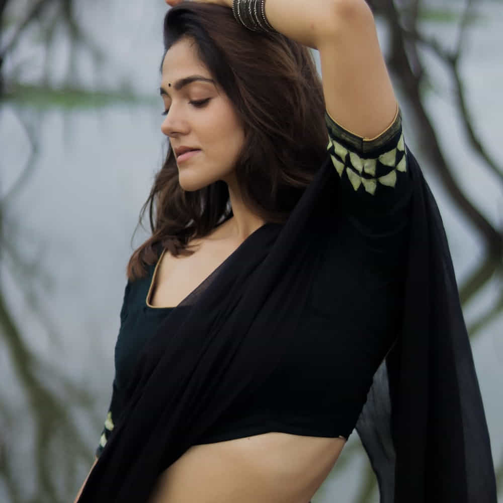 ఆమె మరెవరో కాదండి.. హీరోయిన్ సిమ్రాన్ చౌదరి. ప్రస్తుతం ఈ బ్యూటీ క్యాజువల్ లుక్ ఫోటోస్ నెటిజన్లను ఆకట్టుకుంటున్నాయి. ఈ నగరానికి ఏమైంది సినిమాతో కథానాయికగా సినీరంగానికి పరిచయమైంది. ఫస్ట్ మూవీతోనే అందం, అభినయంతో అందరి దృష్టిని ఆకర్షించింది ఈ వయ్యారి.