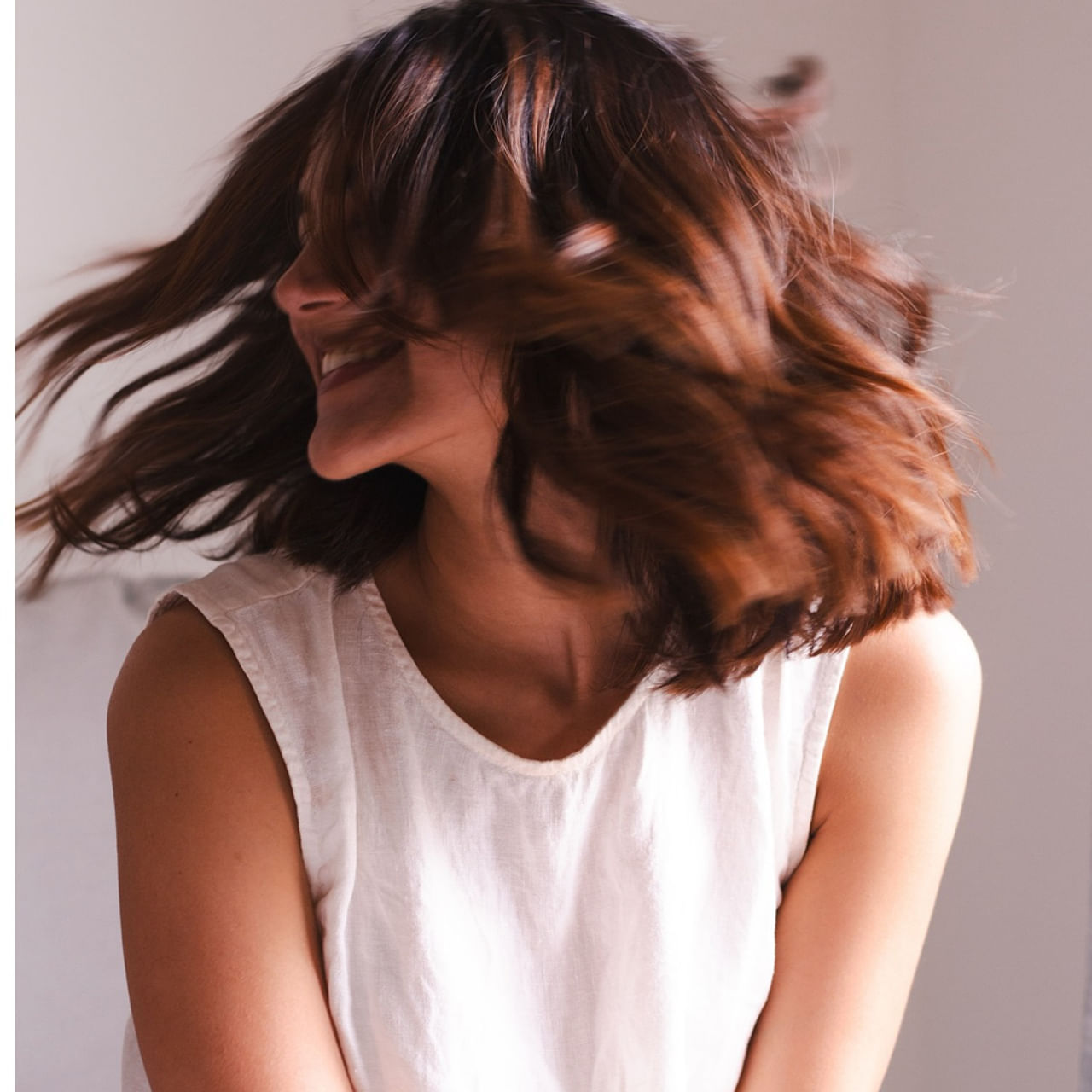 పైన ఫోటోలో కనిపిస్తున్న అందాల ముద్దుగుమ్మను గుర్తుపట్టారా.. ? తెలుగులో క్రేజీ హీరోయిన్. గ్లామర్ డోస్ పెంచేసి వరుస ఫోటోషూట్లతో నెట్టింట అగ్గి రాజేస్తుంది. అయినా ఈ బ్యూటీకి తెలుగులో ఆఫర్స్ కరువయ్యాయి. కానీ ఇప్పుడు ఈ అమ్మడు లేటేస్ట్ ఫోటోలతో అభిమానుల దృష్టిని ఆకర్షిస్తుంది. ఇంతకీ ఆమె ఎవరో తెలుసా.. ? 