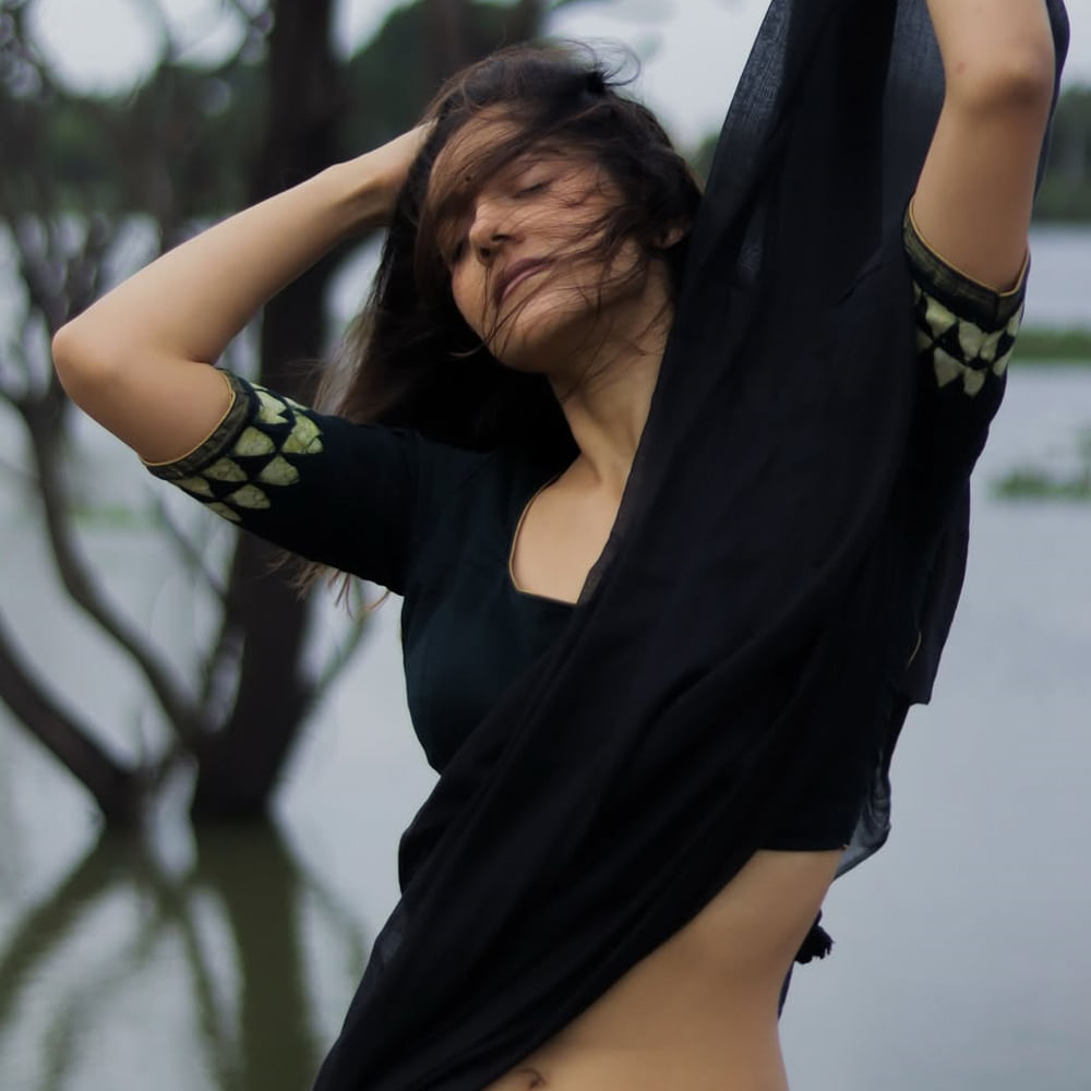 అటు ట్రెడిషనల్.. ఇటు గ్లామర్ లుక్స్ లో ఆకట్టుకుంటున్న సిమ్రాన్.. ఫిట్నెస్ పై ఫోక్స చేస్తూ నటనకు తగిన ప్రాధాన్యత ఇస్తూ.. కంటెంట్ బలంగా ఉండే పాత్రలను ఎంచుకుంటుంది. ప్రస్తుతం ఈ అమ్మడు సరైన బ్రేక్ కోసం వెయిట్ చేస్తున్నట్లు తెలుస్తోంది. 