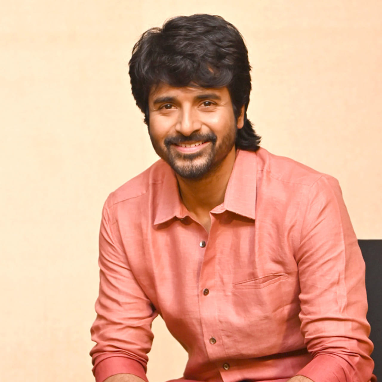 ఒకప్పుడు తెలుగు సినిమాలకు 1000 కోట్లు అంటే కల.. కానీ దాన్ని రాజమౌళి చాలా సింపుల్ చేసారు. బాహుబలి 2 తర్వాత ట్రిపుల్ ఆర్, పుష్ప 2 సినిమాలు 1000 కోట్లు క్రాస్ చేసాయి. 