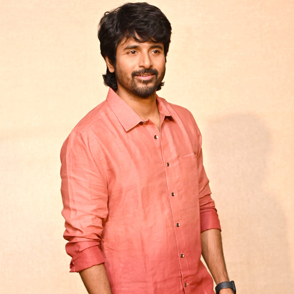 మనోళ్లను చూసి కన్నడలో కేజియఫ్ 2.. హిందీలో పఠాన్, జవాన్ కూడా 1000 కోట్లు కలెక్ట్ చేసాయి. కానీ తమిళ ఇండస్ట్రీకి ఇది సాధ్యం కాలేదు.. దీనిపైనే శివకార్తికేయన్ ఆసక్తికర కామెంట్స్ చేసారు.