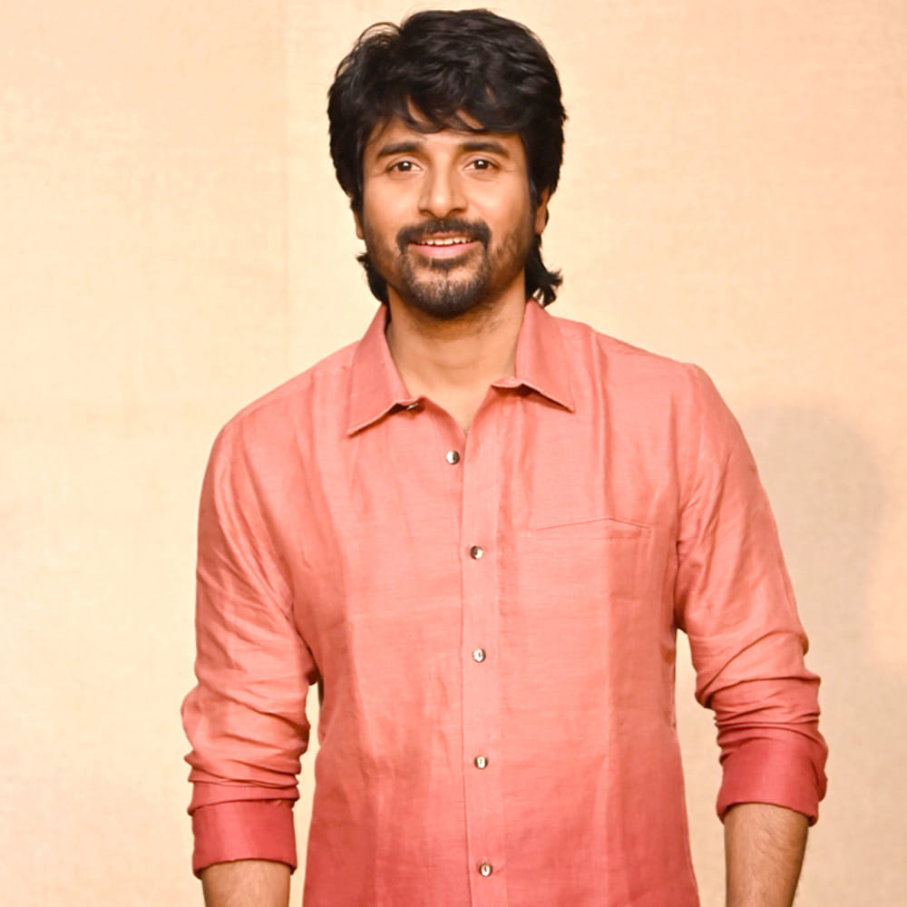 సెప్టెంబర్ 5న మదరాసి సినిమాతో రాబోతున్నారు శివకార్తికేయన్. మురుగదాస్ తెరకెక్కిస్తున్న ఈ సినిమా ప్రీ రిలీజ్ వేడుకలో మాట్లాడుతూ.. తెలుగు సినిమాల్లో కంటెంట్ అదిరిపోతుంది కాబట్టి 1000 కోట్లు కలెక్ట్ చేస్తున్నాయి.. అదే టాలీవుడ్ సీక్రేట్ అన్నారు. 