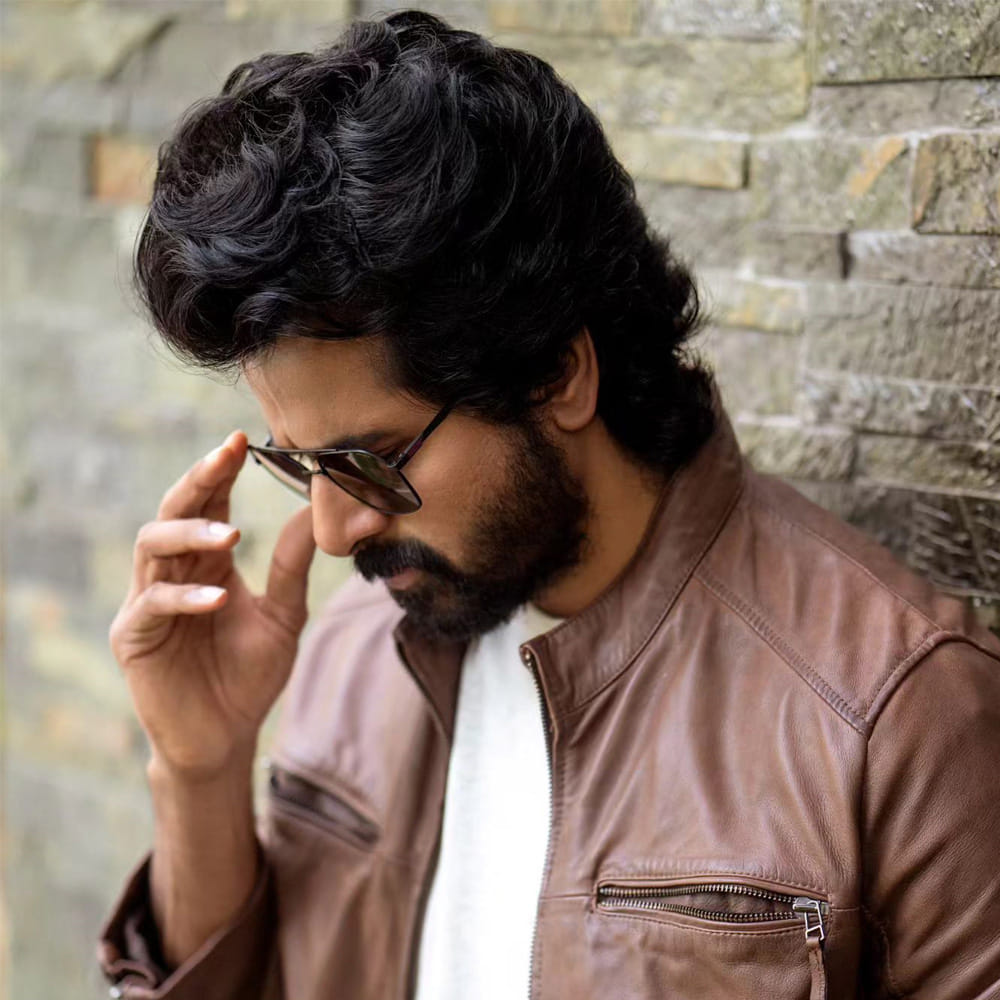 
అయితే మురుగదాస్ మాత్రం ఆ మధ్య 1000 కోట్ల సినిమాలపై చేసిన కామెంట్స్ బాగా నెగిటివ్ అయ్యాయి. తమిళ దర్శకులు ఎడ్యుకేట్ చేస్తారని.. 1000 కోట్ల సినిమాలు ఎంటర్‌టైన్మెంట్ ఇస్తాయన్నారు మురుగదాస్. 