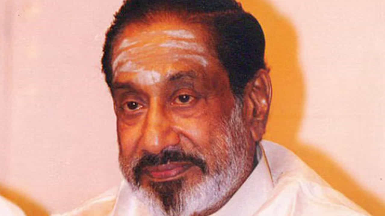 తమిళ చిత్ర పరిశ్రమలో ప్రసిద్ధ నటుడు , రాజకీయ నాయకుడైన శివాజీ గణేషన్ కు 1996లో దాదాసాహెబ్ ఫాల్కే అవార్డుని అందుకున్నారు.