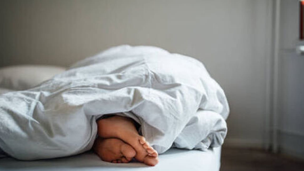 పెద్ద వారు చాలా విషయాలు తెలుపుతుంటారు. కానీ ఈ తరం వారు వాటిని చాలా వరకు కొట్టి వేస్తారు, కొందరు మాత్రం పాటిస్తుంటారు. అయితే పెద్ద వారు తలపుల వైపు కాళ్లు పెట్టి నిద్రించకూడదు, అలాగే కొన్ని దిశల వైపు కాళ్లు పెట్టి పడుకోకూడదు అని చెబుతుంటారు. కాగా అసలు వాళ్లు ఈ విషయాలు చెప్పడం వెనుక ఎలాంటి కారణాలు ఉన్నాయో ఇప్పుడు చూద్దాం.