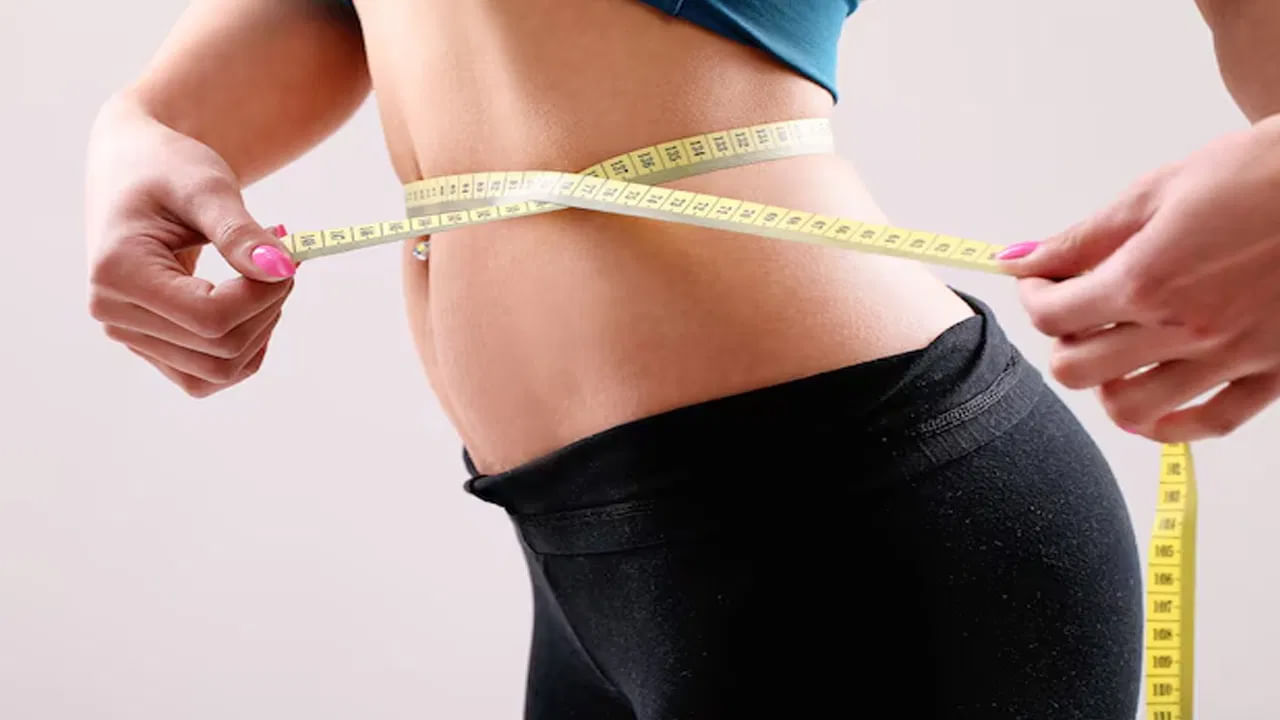  చాలా మంది భోజనం మానేయడం, డైటింగ్ వంటివి చేస్తే ఈజీగా బరువు తగ్గొచ్చు అనుకుంటారు. కానీ మనం తీసుకునే ఫుడ్, లైఫ్ స్టైల్ మార్పుల ద్వారా సులభంగా బరువు తగ్గవచ్చు అంటున్నారు నిపుణులు చెబుతున్నారు. మీరు బరువు తగ్గాలనుకుంటే రాత్రి 7 గంటలలోపు తినడం అలవాటు చేసుకోవాలని చెబుతున్నారు.