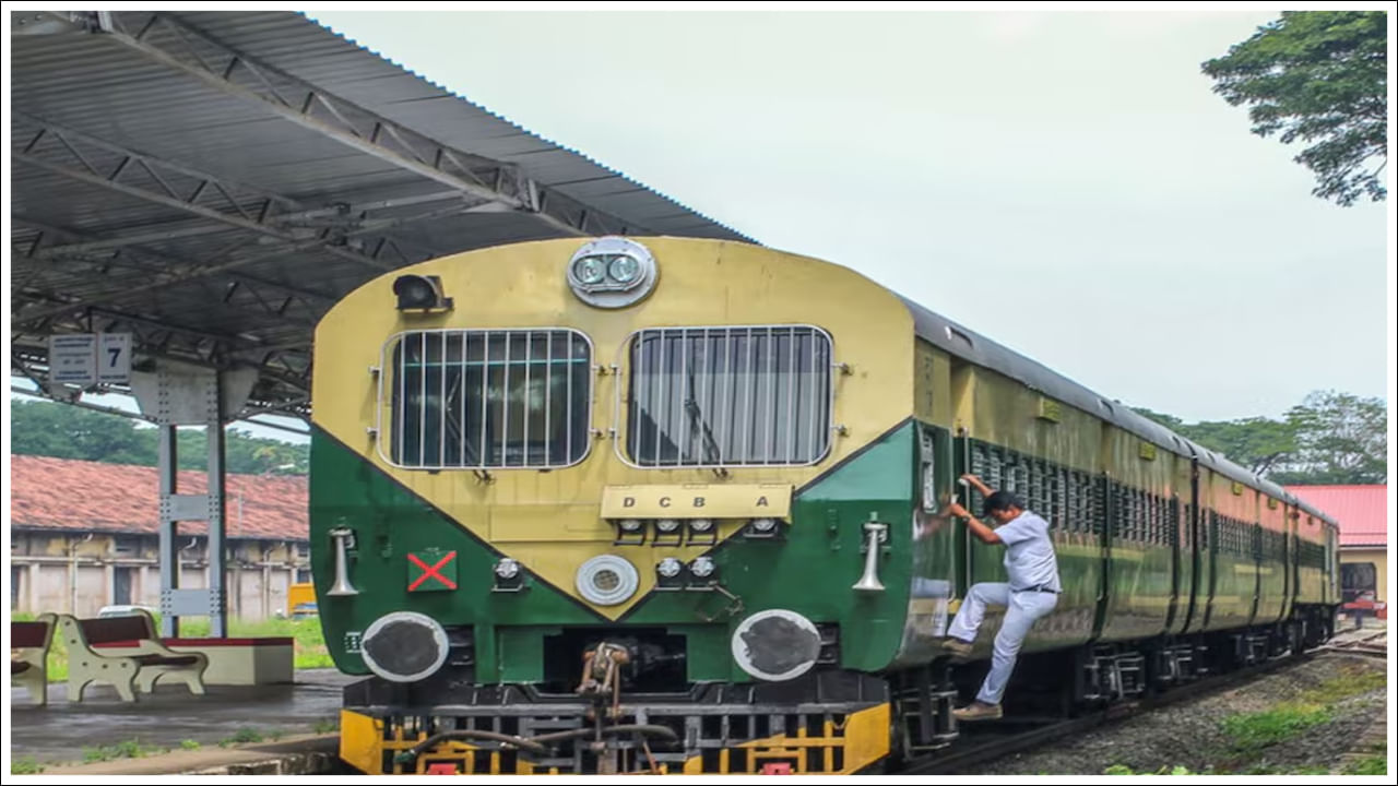 దీనికి కారణం దాని అందమైన మార్గం, ఇది పచ్చని దృశ్యాలు, ప్రశాంతతతో నిండి ఉంటుంది. పర్యాటకులు ఈ చిన్న ప్రయాణంలో ప్రకృతిని ఆస్వాదిస్తారు. ఈ రైలు వారికి ఒక ప్రత్యేకమైన అనుభవం. ఇది పొడవైన రైళ్లలో అందుబాటులో లేదు. భారతదేశంలో బర్కకానా-సిధ్వర్ ప్యాసింజర్, గర్హి హర్సారు-ఫరూఖ్‌నగర్ డెము, జసిదిహ్-బైద్యనాథ్‌ధామ్ మెము వంటి మరికొన్ని స్వల్ప దూర రైళ్లు ఉన్నాయి. కానీ కొచ్చిన్-ఎర్నాకుళం రైలు దాని తక్కువ దూరం, మూడు కోచ్‌ల కారణంగా అన్నింటికంటే భిన్నంగా ఉంటుంది.