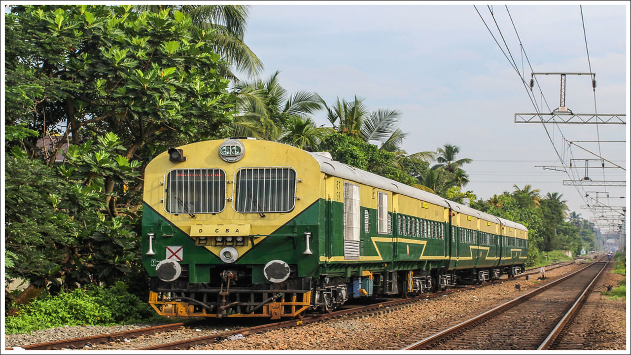 Smallest Train In India: భారతదేశ రైల్వే నెట్‌వర్క్ ప్రపంచంలోనే అతిపెద్దది. అలాగే అత్యంత రద్దీగా ఉంటుంది. ప్రతిరోజూ లక్షలాది మంది రైళ్లలో ప్రయాణిస్తారు. కొన్ని రైళ్లు ఎక్కువ దూరం ప్రయాణిస్తాయి. మరికొన్ని చిన్న మార్గాల్లో నడుస్తాయి. అలాంటి ఒక ప్రత్యేక రైలు కేరళలో ఉంది. ఇది కేవలం 9 కి.మీ. ప్రయాణించి మూడు కోచ్‌లు మాత్రమే కలిగి ఉంటుంది. దీనిని దేశంలోనే అతి చిన్న రైలు అంటారు. ఈ రైలు కొచ్చిన్ హార్బర్ టెర్మినస్ (CHT) నుండి ఎర్నాకుళం జంక్షన్ వరకు నడుస్తుంది. దీని ప్రయాణం చిన్నది. కానీ అందమైన దృశ్యాలు, ప్రత్యేకమైన అనుభవం దీనిని ప్రత్యేకంగా చేస్తాయి.