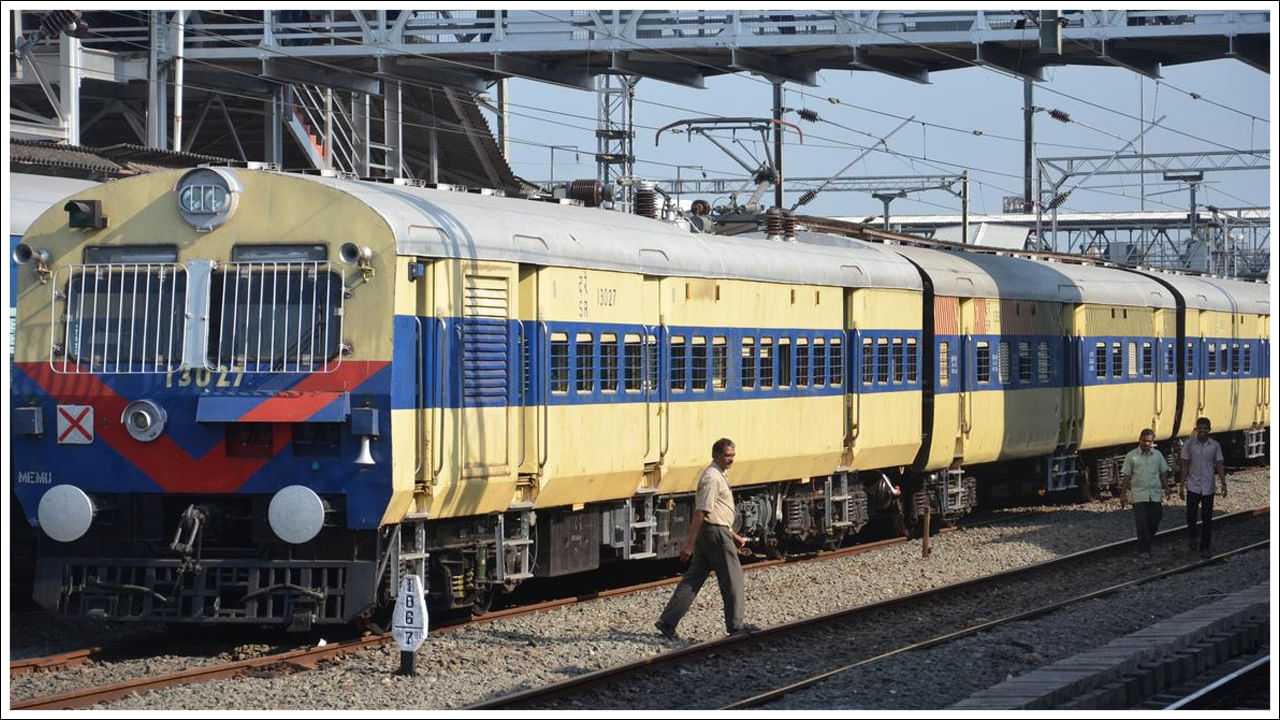 మీరు కేరళకు వెళితే ఖచ్చితంగా ఈ చిన్న రైలులో ప్రయాణించండి. ఈ 9 కి.మీ. పొడవైన మార్గం మిమ్మల్ని ప్రకృతి మధ్యకు తీసుకెళుతుంది. అలాగే మీకు చిరస్మరణీయమైన అనుభవాన్ని అందిస్తుంది. కానీ ప్రయాణికుల సంఖ్య పెరగకపోతే ఈ ప్రత్యేకమైన రైలు భవిష్యత్తులో నిలిపివేయవచ్చు. అందుకే ఈ అవకాశాన్ని కోల్పోకండి.