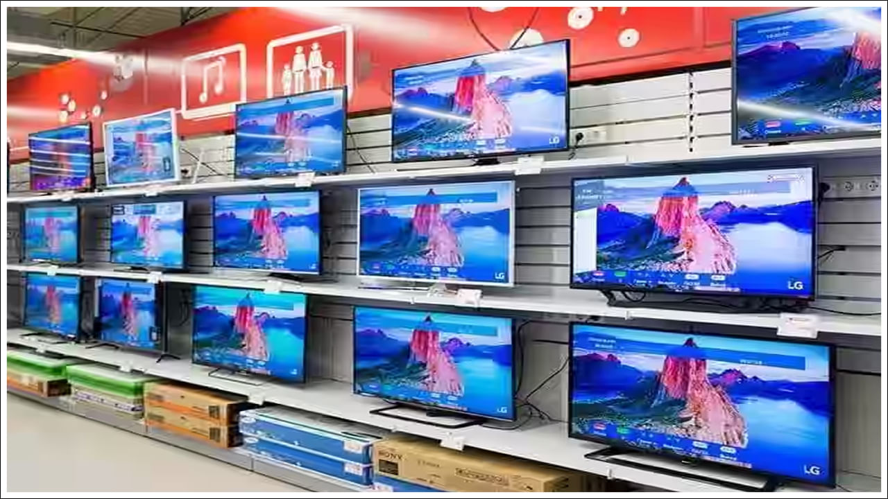 Smart TVs: అమెజాన్ గ్రేట్ ఇండియన్ ఫెస్టివల్ 2025 కస్టమర్లకు ఒక పెద్ద అవకాశాన్ని కల్పిస్తోంది. ఈ సేల్‌లో 32-అంగుళాల స్మార్ట్ టీవీల ధర గణనీయంగా తగ్గింది. ఇప్పుడు మీరు రూ.7,000 కంటే తక్కువ ధరకు స్మార్ట్ టీవీని కొనుగోలు చేయవచ్చు. ఈ టీవీలు కాంపాక్ట్ స్పేస్‌లు లేదా సెకండరీ సెటప్‌లకు సరైనవి. అలాగే మీరు HD డిస్‌ప్లే, స్మార్ట్ కనెక్టివిటీ, సౌండ్ క్వాలిటీ వంటి ఫీచర్లతో కూడిన స్మార్ట్ టీవీని కొనుగోలు చేయవచ్చు.