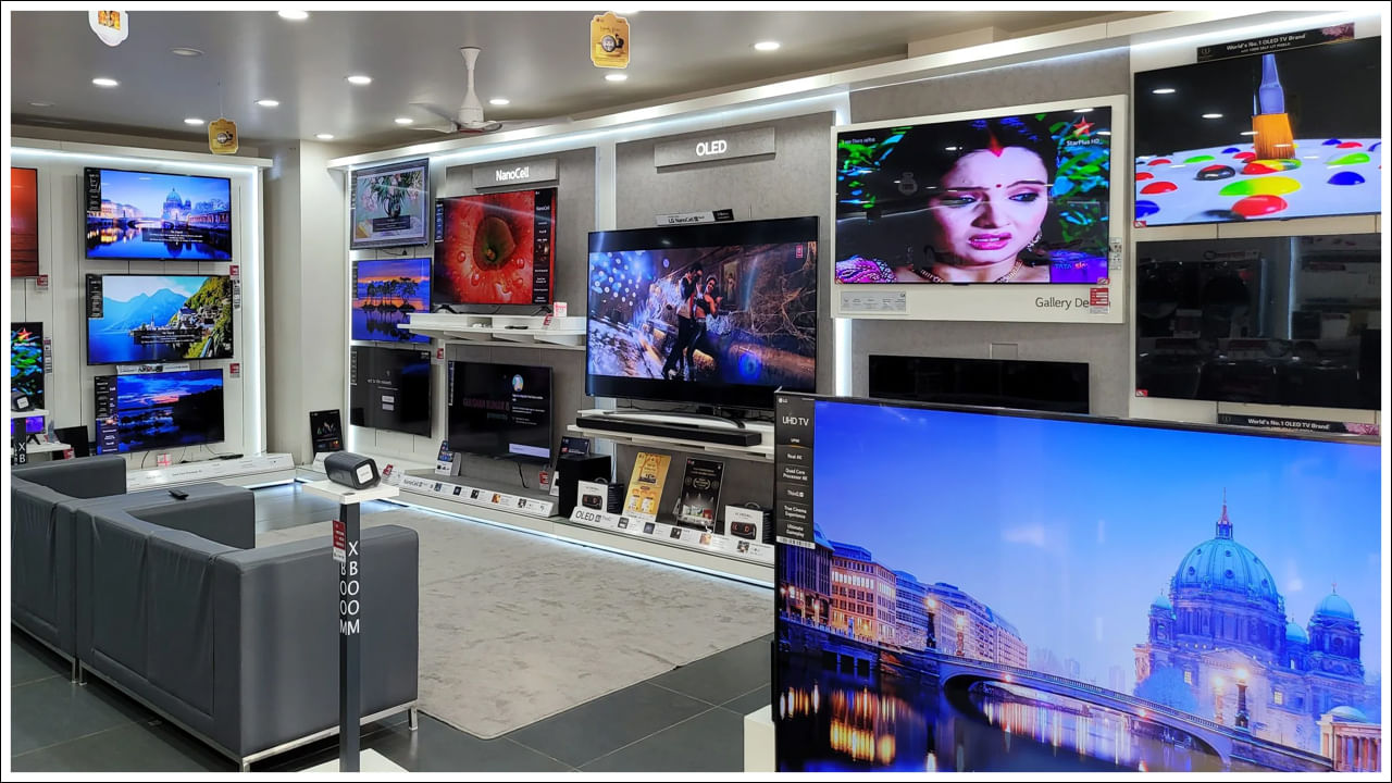 VW 80 సెం.మీ ప్లేవాల్ ఫ్రేమ్‌లెస్ సిరీస్ VW32F5(VW 80 సెం.మీ ప్లేవాల్ ఫ్రేమ్‌లెస్ సిరీస్ VW32F5): VW నుండి వచ్చిన ఈ 32-అంగుళాల టీవీ HD రెడీ డిస్‌ప్లే, 24W స్టీరియో సౌండ్, ఫ్రేమ్‌లెస్ డిజైన్‌తో వస్తుంది. ఈ టీవీ ఆండ్రాయిడ్ ఆధారిత స్మార్ట్ ఫీచర్లు, OTT యాప్‌లకు మద్దతుతో వస్తుంది. కాంపాక్ట్ ఇళ్లకు లేదా మొదటిసారి స్మార్ట్ టీవీని కొనుగోలు చేసేవారికి ఇది గొప్ప ఎంపిక. ఈ స్మార్ట్ టీవీ అమెజాన్‌లో రూ. 6,999 నుండి ప్రారంభ ధరకు లభిస్తుంది.