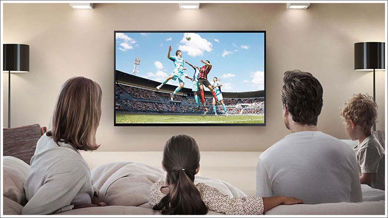 Samsung 80 cm HD రెడీ స్మార్ట్ LED TV: ఈ శామ్‌సంగ్ టీవీ మెగా కాంట్రాస్ట్ టెక్నాలజీతో అద్భుతమైన చిత్ర నాణ్యతను అందిస్తుంది. డాల్బీ డిజిటల్ ప్లస్ సౌండ్, స్క్రీన్ షేరింగ్ వంటి ఫీచర్లతో ఈ టీవీ ప్రీమియం, బడ్జెట్-ఫ్రెండ్లీ ఎంపిక. మీరు ఈ స్మార్ట్ టీవీని డబుల్ ప్యానెల్ వారంటీతో రూ.11,990 కి కొనుగోలు చేయవచ్చు.
