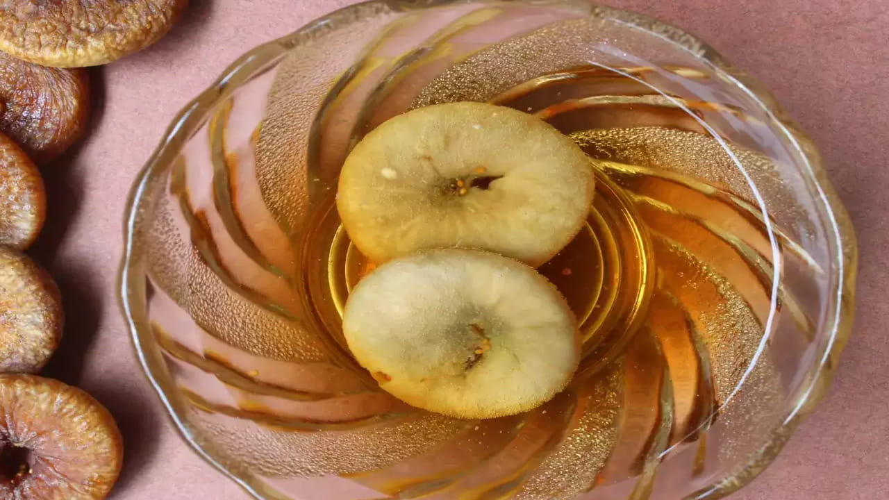 అంజీర్ పండ్లలో ఫైబర్, యాంటీఆక్సిడెంట్లు పుష్కలంగా ఉంటాయి. ఇవి మలబద్ధకాన్ని తగ్గిస్తాయి. ఆరోగ్య నిపుణులు కూడా పేగు ఆరోగ్యం కోసం అంజీర్ పండ్లను తినాలని సిఫార్సు చేస్తారు. నానబెట్టిన అంజీర్ పండ్లను తినడం వల్ల మలబద్ధకం ఉన్న రోగులు ఎంతో ప్రయోజనం పొందుతారు.