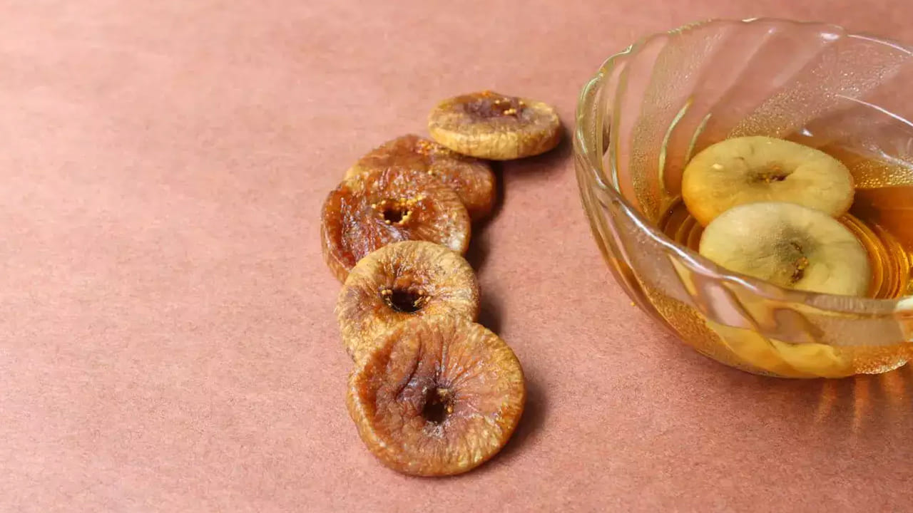 ఈ రోజుల్లో చాలా మంది తమ బరువు పెరుగుతుందని ఆందోళన చెందుతున్నారు. బరువు తగ్గించుకోవడానికి జిమ్ నుండి డైట్ వరకు అనేక ప్రయత్నాలు చేస్తుంటారు. అలాంటి వారికి, ఖాళీ కడుపుతో నానబెట్టిన అంజీర్ పండ్లను తినడం చాలా ప్రయోజనకరంగా ఉంటుంది.