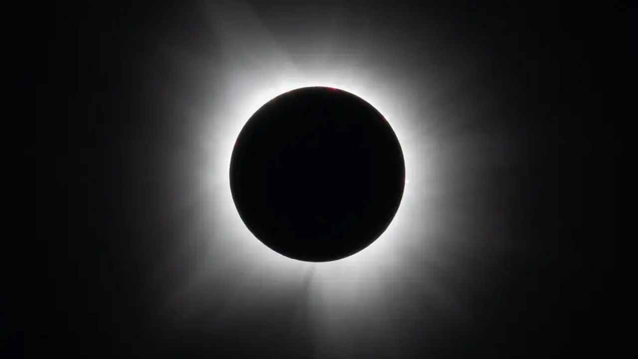 ఈ సంవత్సరంలో రెండవ సూర్యగ్రహణం భద్రప్రద మాసం కృష్ణ పక్షం అమావాస్య రోజున అంటే సెప్టెంబర్ 21, 2025న ఏర్పడనుంది. అయితే ఈ గ్రహణం భారతదేశంలో కనిపించదు. అయినప్పటికీ దీనికి ఖచ్చితంగా జ్యోతిషశాస్త్రంలో ప్రాముఖ్యత ఉంది. ఈ సూర్యగ్రహణం కన్య రాశి, ఉత్తర ఫగుణి నక్షత్రంలో సంభవిస్తుంది. అందువల్ల దీని ప్రభావం కారణంగా కొన్ని రాశుల వ్యక్తుల సమస్యలు పెరగవచ్చు. అదే సమయంలో, ఉత్తరఫల్గుణి నక్షత్రంలో జన్మించిన వ్యక్తులపై కూడా ఇది ప్రత్యేక ప్రభావాన్ని చూపుతుంది. అటువంటి పరిస్థితిలో సూర్య గ్రహణం వలన ఆరు నెలల పాటు కష్టాలు, సమస్యలు ఎదుర్కొనే ఆ రాశులు ఏమిటో తెలుసుకుందాం.. 
 