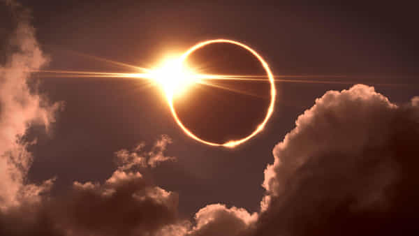 Solar Eclipse: సర్వ పితృ అమావాస్య రోజునే సూర్య గ్రహణం.. ప్రమాదం పొంచి ఉందా?