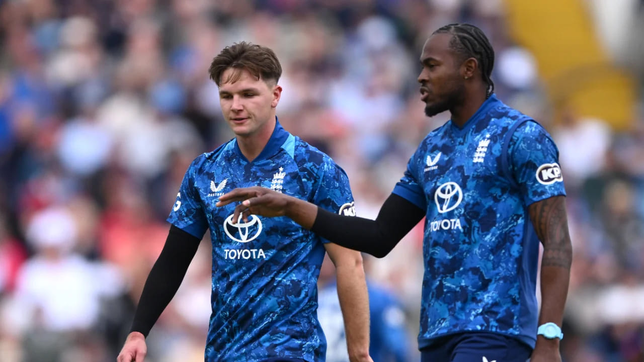 England vs South Africa, 1st ODI: దక్షిణాఫ్రికాతో జరిగిన తొలి వన్డేలో ఇంగ్లాండ్ యువ పేసర్ సోనీ బేకర్ అంతర్జాతీయ క్రికెట్లోకి అడుగుపెట్టాడు. తన అరంగేట్రంలోనే అత్యంత ఖరీదైన ఆటగాడిగా నిలిచి సోనీ అవాంఛనీయ రికార్డును సృష్టించాడు.