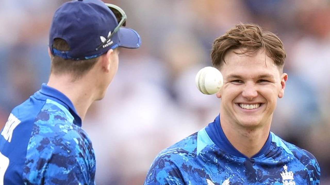 లీడ్స్‌లోని హెడింగ్లీ స్టేడియంలో జరిగిన ఈ మ్యాచ్‌లో ముందుగా బ్యాటింగ్ చేసిన ఇంగ్లాండ్ కేవలం 131 పరుగులకే ఆలౌట్ అయింది. ఈ లక్ష్యాన్ని ఛేదించే క్రమంలో దక్షిణాఫ్రికా ఐడెన్ మార్క్రామ్, ర్యాన్ రికెల్టన్ అద్భుతమైన బ్యాటింగ్ తో ఆకట్టుకున్నారు.