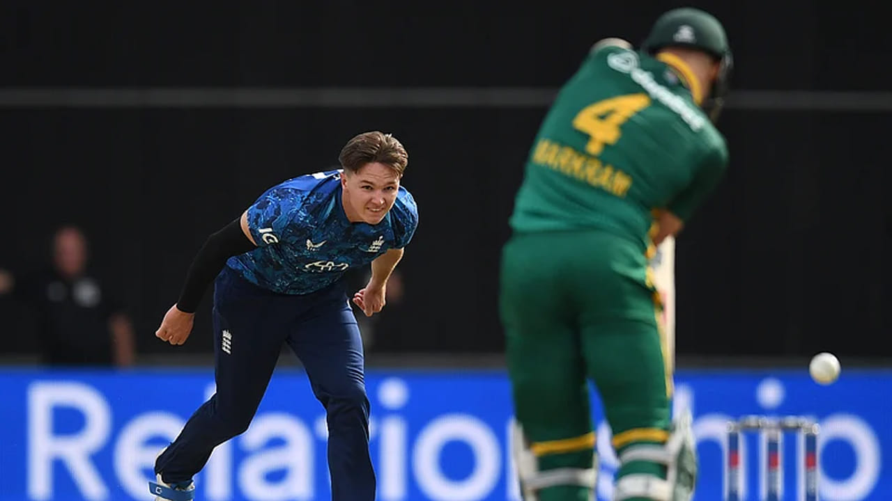 ఐడెన్ మార్క్రామ్ చేసిన ఈ దాడితో సోనీ బేకర్ పూర్తిగా నిరాశ చెందాడు. ఫలితంగా, 22 ఏళ్ల ఈ ఫాస్ట్ బౌలర్ 7 ఓవర్లలో 76 పరుగులు చేశాడు. దీంతో, ఇంగ్లాండ్ తరపున వన్డే అరంగేట్రంలో అత్యధిక పరుగులు చేసిన ఆటగాడిగా సోనీ బేకర్ అవాంఛనీయ రికార్డును కలిగి ఉన్నాడు.