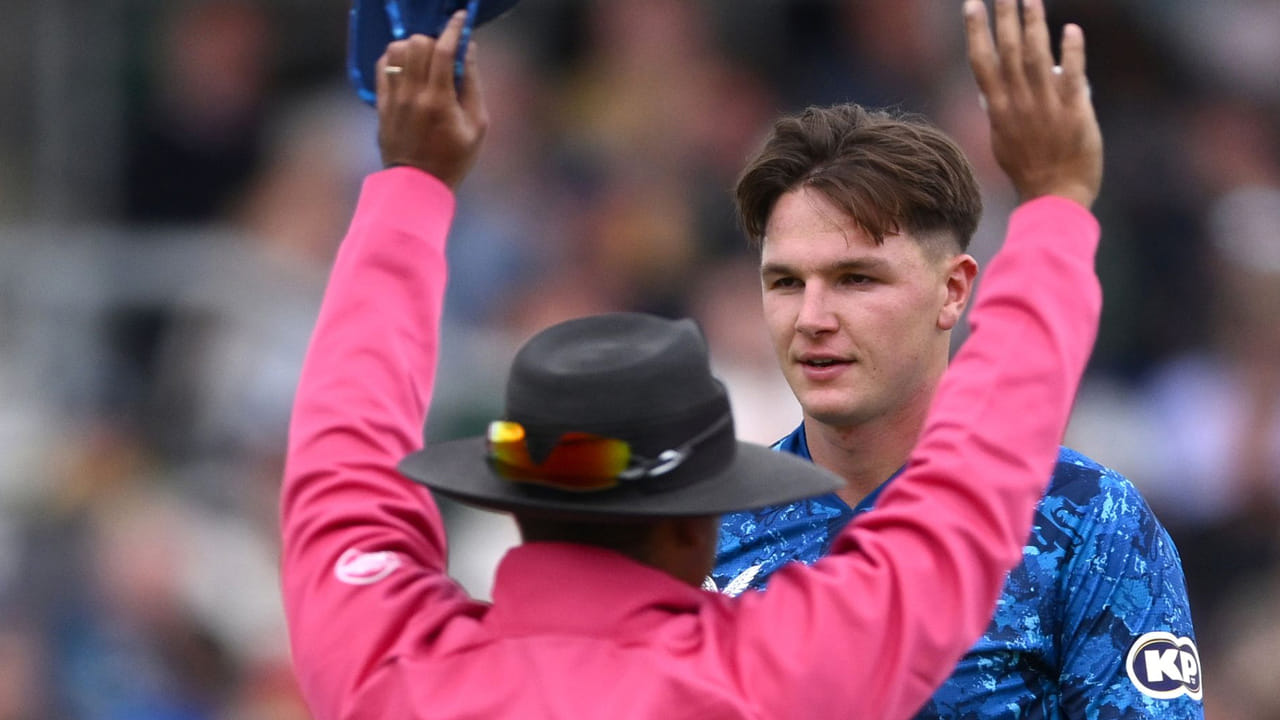 ఈ అవాంఛనీయ రికార్డు గతంలో లియామ్ డాసన్ పేరిట ఉండేది. 2016లో పాకిస్థాన్‌పై వన్డే అరంగేట్రం చేసిన డాసన్ 8 ఓవర్లలో 70 పరుగులు ఇచ్చాడు. దీంతో అరంగేట్రంలోనే అత్యధిక పరుగులు చేసిన ఇంగ్లీష్ బౌలర్‌గా నిలిచాడు.