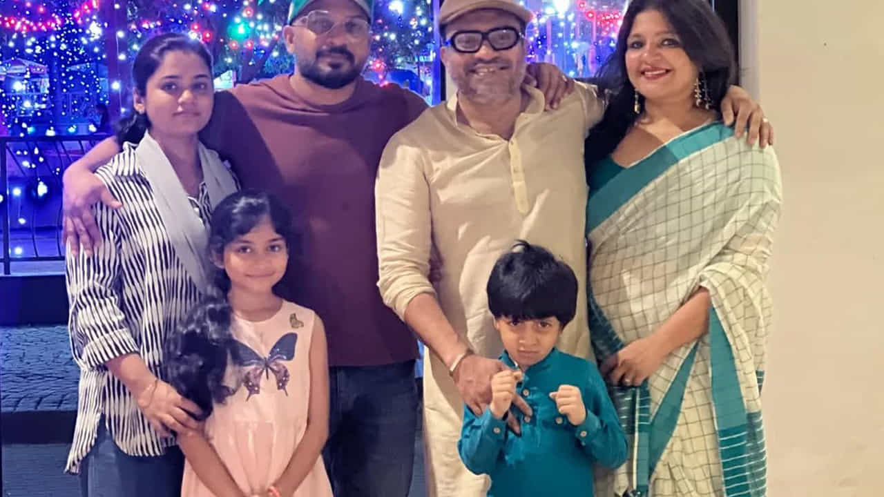  సామాన్యులతో పాటు సెలబ్రిటీలు కూడా ఈ ఓనం వేడుకల్లో ఉత్సాహంగా పాల్గొంటున్నారు. ఈ నేపథ్యంలో కూలీ సినిమాతో అందరి దృష్టిని ఆకర్షించిన మలయాళ నటుడు సౌబిన్ షాహిర్ ఇంట్లోనూ ఓనం వేడుకలు ఘనంగా జరిగాయి