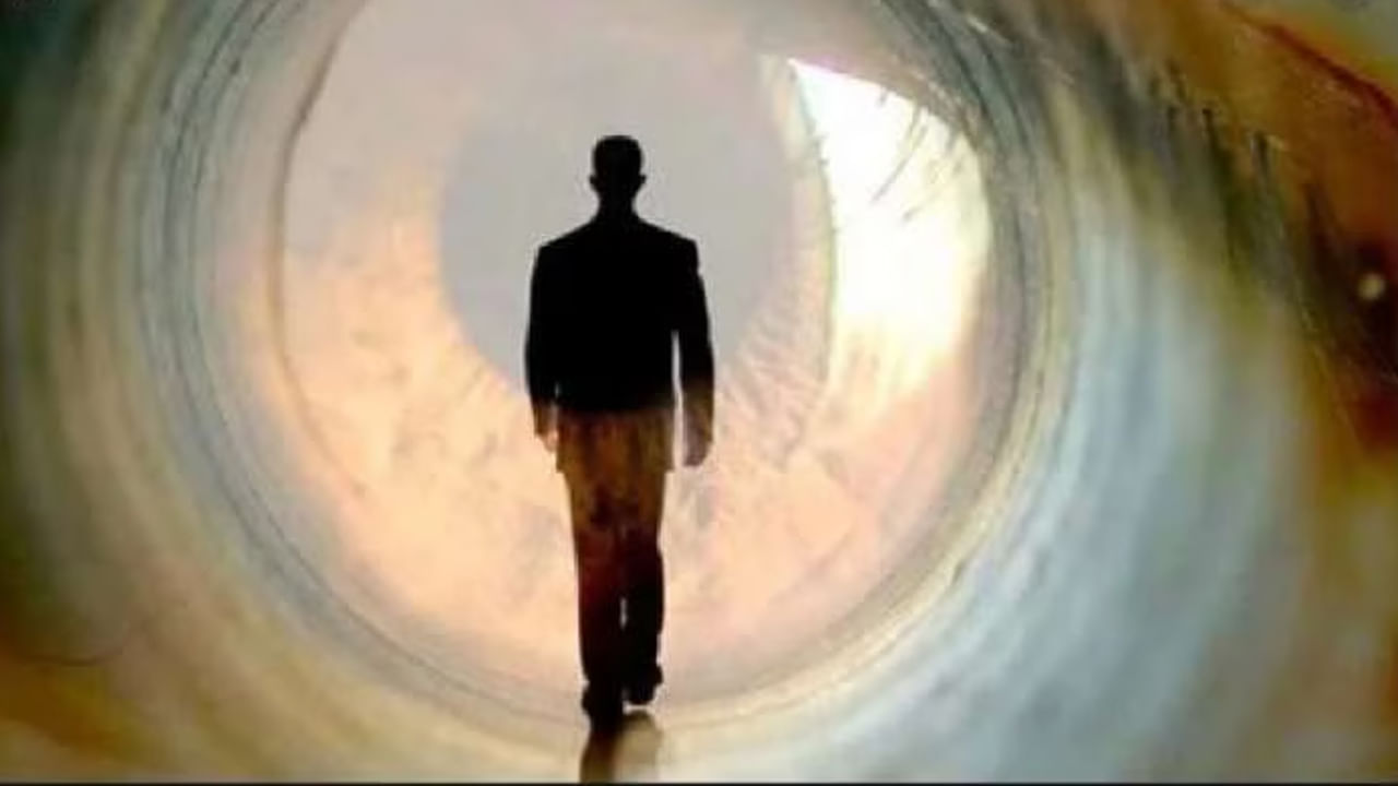  మరణానికి కొన్ని క్షణాల ముందు మానవుడి మెదడులో ఏం జరుగుతుంది అనే రహస్యాన్ని ఇటీవలన ఓ అధ్యయనంలో శాస్త్రవేత్తలు తెలుసుకో గలిగారు. కాగా, ఇప్పుడు మనం ఒక వ్యక్తి మరణానికి దగ్గరగా వచ్చినప్పుడు ఆయన మదిలో కలిగే ఆలోచనలు, అతను ఏం ఆలోచిస్తాడో చూద్దాం.