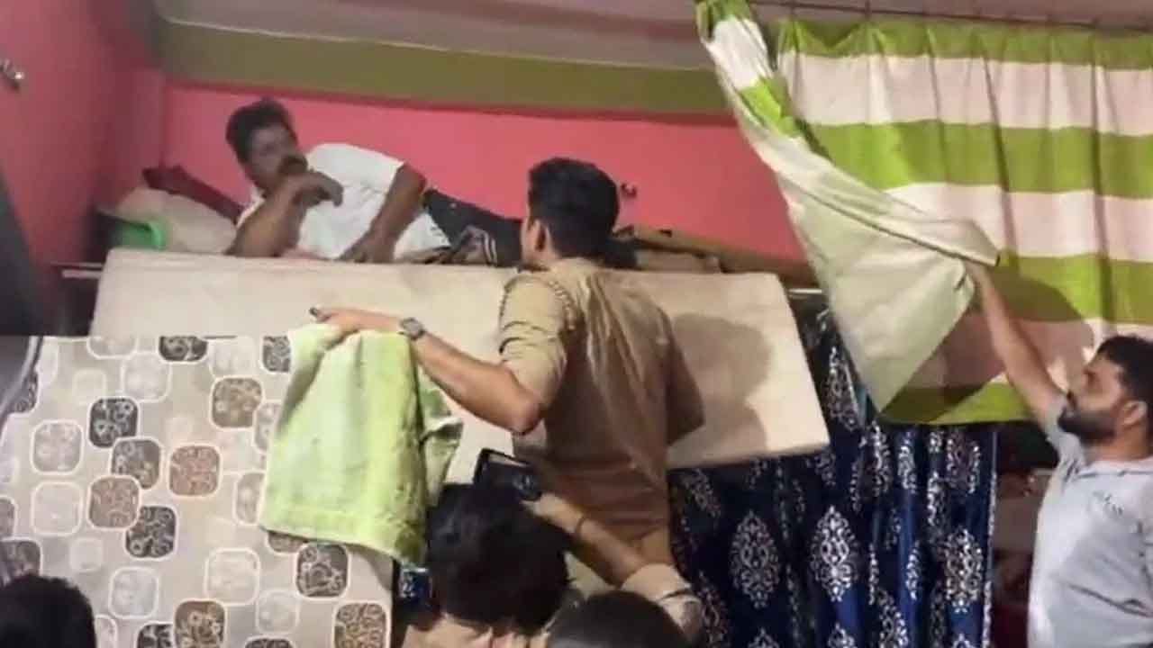 Watch: పరుపులో దాక్కున్న ఎస్పీ నాయకుడు కాష్ ఖాన్.. పోలీసుల ఎంట్రీతో షాక్..!