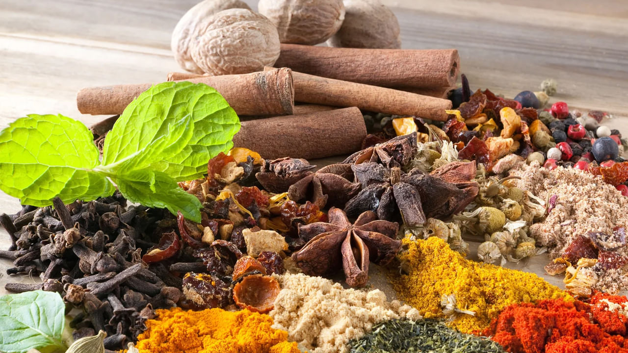 డైటీషియన్ ఇతర గట్-ఫ్రెండ్లీ ఆహారాల గురించి వ్యాఖ్యానిస్తూ, "జీర్ణక్రియకు సహాయపడటానికి గట్ లైనింగ్‌లో అవసరమైన ప్రయోజనకరమైన బ్యాక్టీరియాకు ప్రీ, ప్రోబయోటిక్ ఆహారాల శ్రేణి మూలం. పెరుగు, మజ్జిగ వంటి పులియబెట్టిన పాల ఉత్పత్తులు, ఆపిల్, బేరి, మూలికలు, అల్లం, సోపు, నల్ల మిరియాలు, దాల్చిన చెక్క, పసుపు వంటి సుగంధ ద్రవ్యాలు గట్‌లో సరైన సూక్ష్మజీవుల వాతావరణాన్ని పెంచుతాయి, ఇది జీర్ణక్రియను మెరుగుపరుస్తుంది" అని అన్నారు.