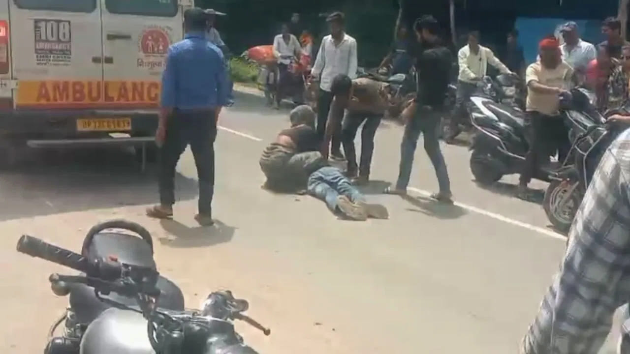 పట్టపగలు నడిరోడ్డుపై యువకుడి దారుణ హత్య! భార్యతో బైక్‌పై వెళ్తుండగా.. ఆరుగురు చుట్టుముట్టి..