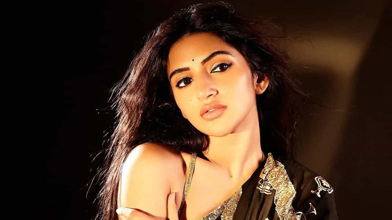 కన్నడ బ్యూటీ శ్రీలల గురించి ఎంత చెప్పినా తక్కువే. ఈ అమ్మడు పెళ్లి సందడి సినిమాతో తెలుగు వెండితెరకు పరిచయమైంది. ఈ మూవీలో ఈ అమ్మడు అందం, డ్యాన్స్కు ప్రతి ఒక్కరూ ఫిదా అయిపోయారు. మూవీ రిజల్ట్ ఎలా ఉన్నా , ఈ బ్యూటికి మాత్రం విపరీతమైన క్రేజ్ వచ్చిందనడంలో సందేహం లేదు.