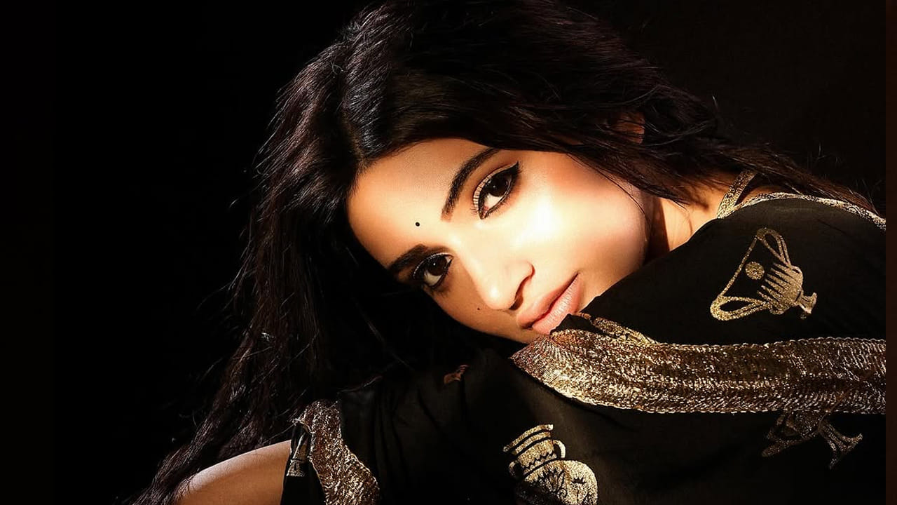 అందాల ముద్దుగుమ్మ శ్రీలీల ఈ మధ్య వరస ఫొటో షూట్స్‌తో కుర్రకారు మదిని దోచేస్తుంది. ఈ చిన్నది ఎ ప్పుడూ సోషల్ మీడయాలో యాక్టివ్ గా ఉంటూ తన అంద చందాలతో అందరినీ మాయ చేస్తుంది. తన గ్లామర్‌తో ప్రతి ఒక్కరినీ కట్టిపడేస్తుంది. తాజాగా బ్లాక్ చీరలో తన అంద చందాలతో అందరినీ కట్టిపడేసింది ఈ  బ్యూటీ.