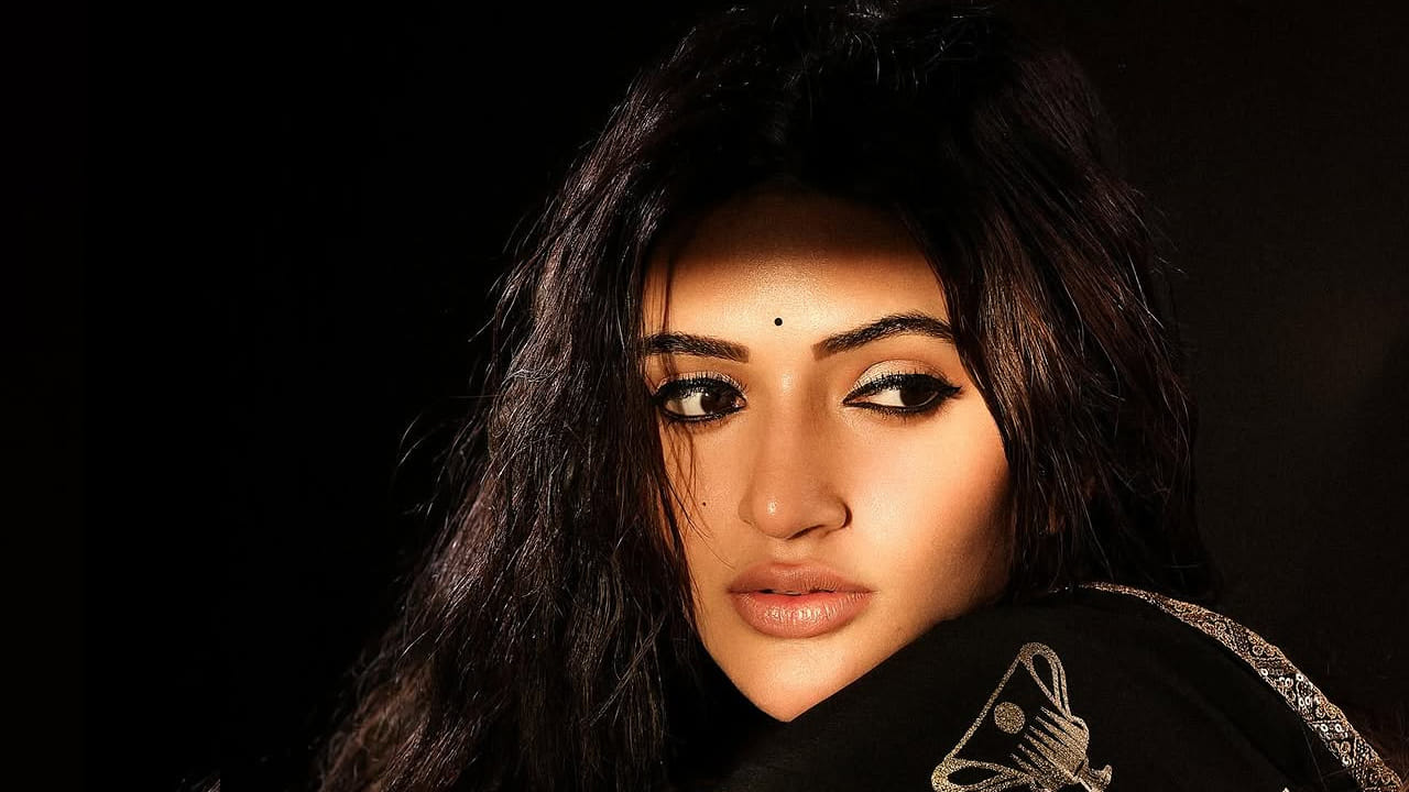 దీంతో ఈ మూవీ తర్వాత వరసగా ఆఫర్స్ రావడంతో వచ్చిన ప్రతి ఛాన్స్ అందుకుంటూ ఏకంగా ఒక సంవత్సరంలోనే తొమ్మిది సినిమాలకు గ్రీన్ సిగ్నల్ ఇచ్చి రికార్డ్ క్రియేట్ చేసింది. కానీ ఈ మూవీ అదృష్టం మాత్రం కలిసి రాలేదనే చెప్పాలి. ఎందుకంటే? ఈ అమ్మడు చేసిన సినిమాలు చాలా వరకు డిజాస్టర్‌గా మిగిలిపోయాయి. దీంతో తర్వాత అవకాశాలు రావడం తగ్గాయి.