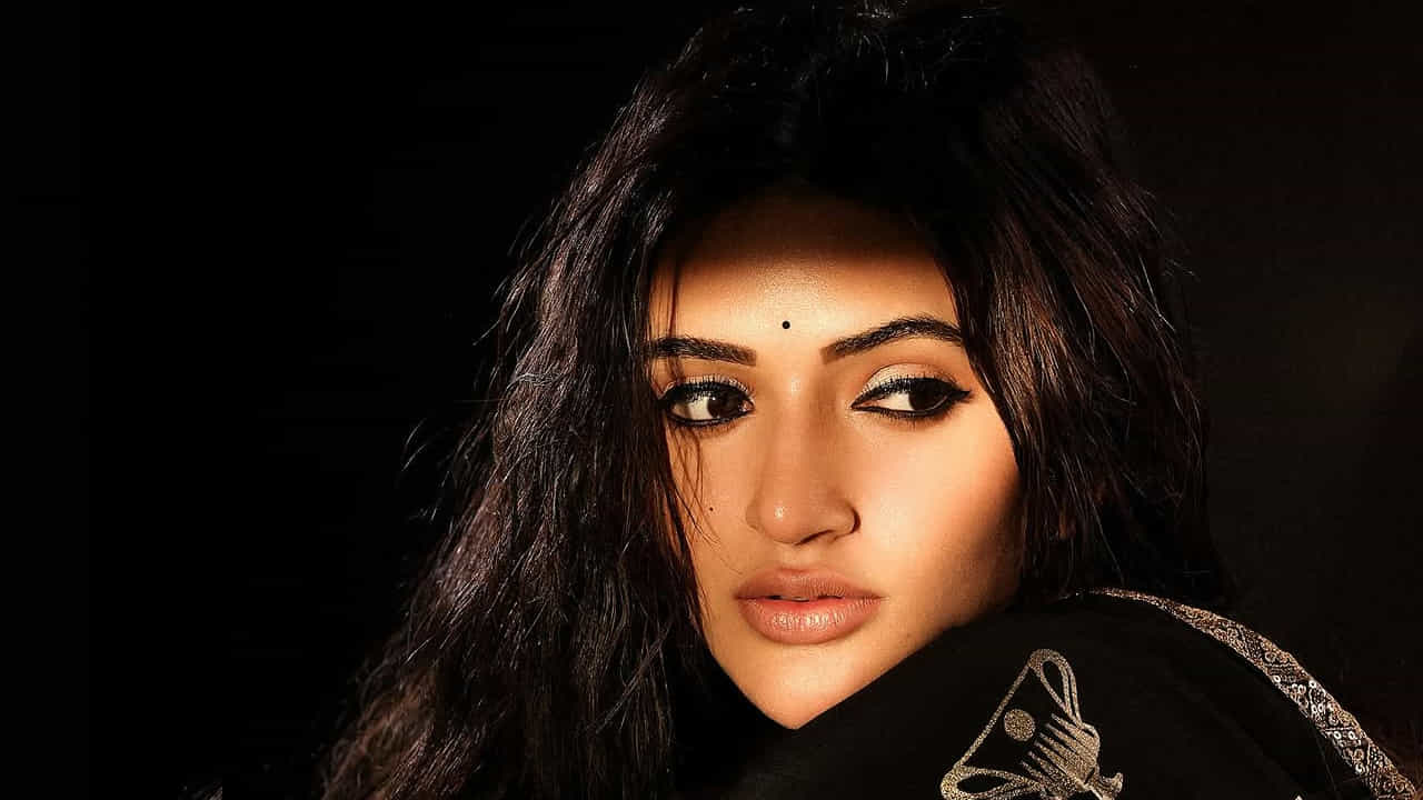 దీంతో ఈ మూవీ తర్వాత వరసగా ఆఫర్స్ రావడంతో వచ్చిన ప్రతి ఛాన్స్ అందుకుంటూ ఏకంగా ఒక సంవత్సరంలోనే తొమ్మిది సినిమాలకు గ్రీన్ సిగ్నల్ ఇచ్చి రికార్డ్ క్రియేట్ చేసింది. కానీ ఈ మూవీ అదృష్టం మాత్రం కలిసి రాలేదనే చెప్పాలి. ఎందుకంటే? ఈ అమ్మడు చేసిన సినిమాలు చాలా వరకు డిజాస్టర్గా మిగిలిపోయాయి. దీంతో తర్వాత అవకాశాలు రావడం తగ్గాయి.
