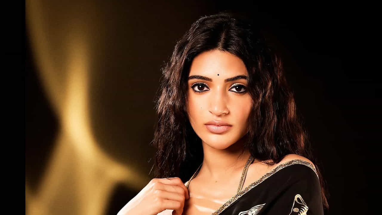 కానీ పుష్ప2లో కిసక్కీ .. అంటూ ఐటమ్ సాంగ్తో మరో సారి క్రేజ్ తెచ్చుకుంది. దీని తర్వాత శ్రీలీల వరసగా సినిమాలు, స్పెషల్ సాంగ్స్ చేస్తూ ఫుల్ బిజీగా గడిపేస్తుంది.ఇక ఏ కాస్త సమయం దొరికినా సరే ఫొటో షూట్స్తో అందరినీ ఆకట్టుకుంటుంది.