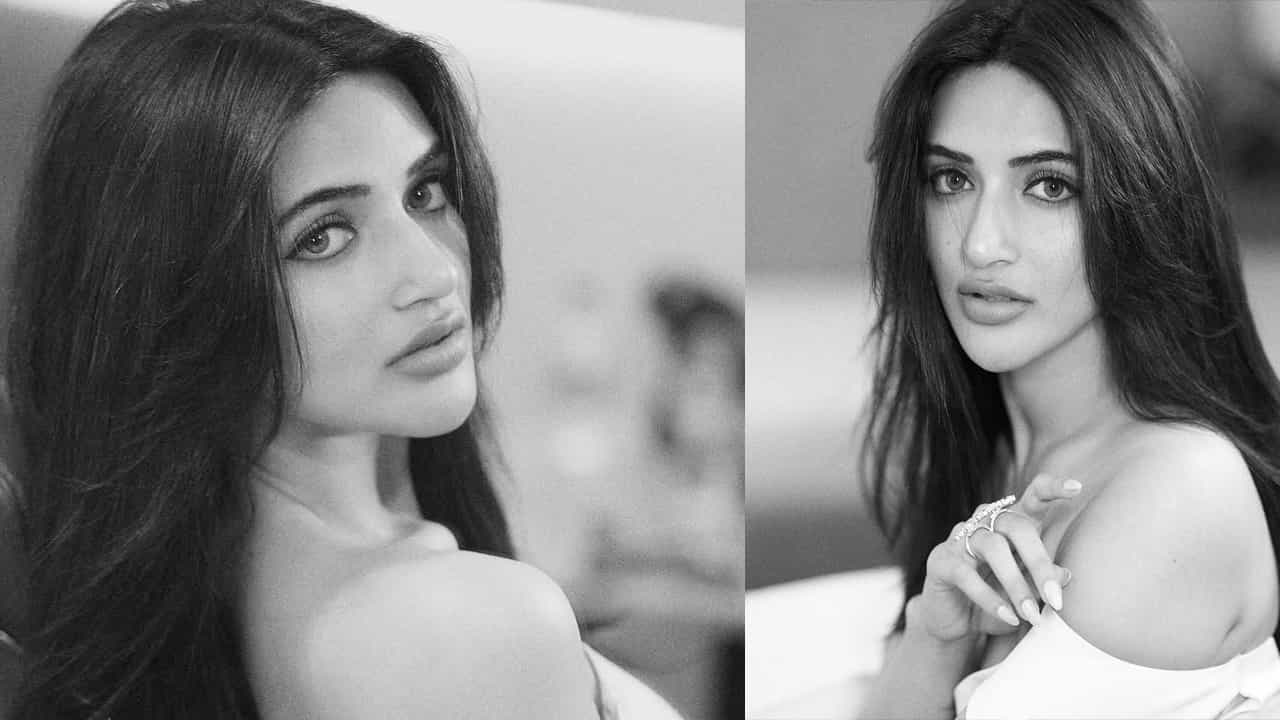తాజాగా ఈ బ్యూటీ బ్లాక్ చీరలో డిఫరెంట్ లుక్లో ఉన్న ఫొటోస్ షేర్ చేసింది. అందులో ఈ అమ్మడు అందాన్ని చూస్తే ఎవ్వరైనా ఫిదా అయిపోవాల్సిందే. చాలా అందంగా ఉంది. కానీ ఈ ఫొటోలు చూసిన ఈ బ్యూటీ అభిమానులు శ్రీలీల ఏంటీ ఇలా మారిపోయింది అంటూ కామెంట్స్ చేస్తున్నారు. మరి మీరు కూడా ఈ ఫొటోస్ పై ఓ లుక్ వేయండి.