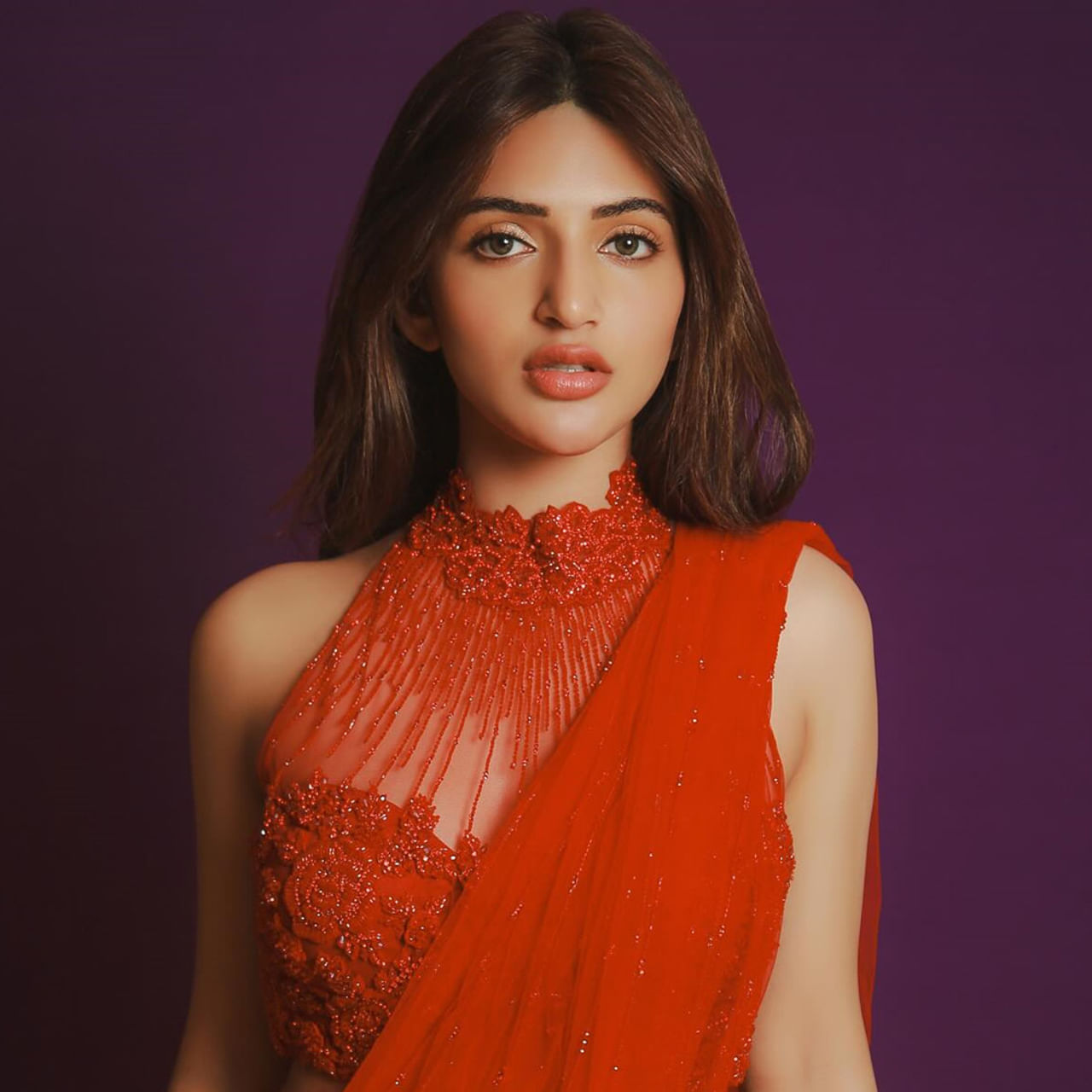 మీకు ఎప్పుడైనా నిస్సత్తువ ఆవహిస్తే ఏం చేస్తారు? అని ఎవరైనా శ్రీలీలను అడిగితే ఏం ఆన్సర్‌ వినిపిస్తుందో తెలుసా? నేరుగా ఇంటికెళ్లి... ఇంట్లో బాగా ఇష్టమైనవారిని గట్టిగా హగ్‌ చేసుకుంటారట. 