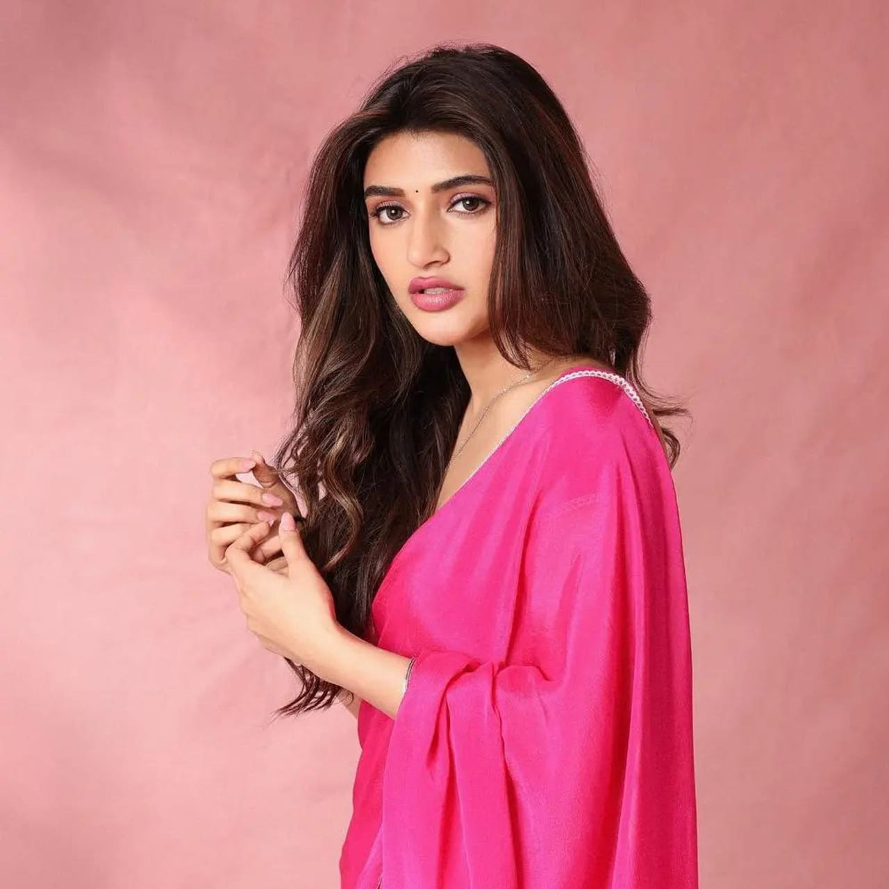 మూడేళ్ళ కింద ధమాకాతో మొదలైన శ్రీలీల మ్యాజిక్ కంటిన్యూ అవుతూనే ఉంది.. ఎంతమంది హీరోయిన్లు వచ్చినా ఈమె మాత్రం వరసగా హీరోలందర్నీ కవర్ చేసారు. 