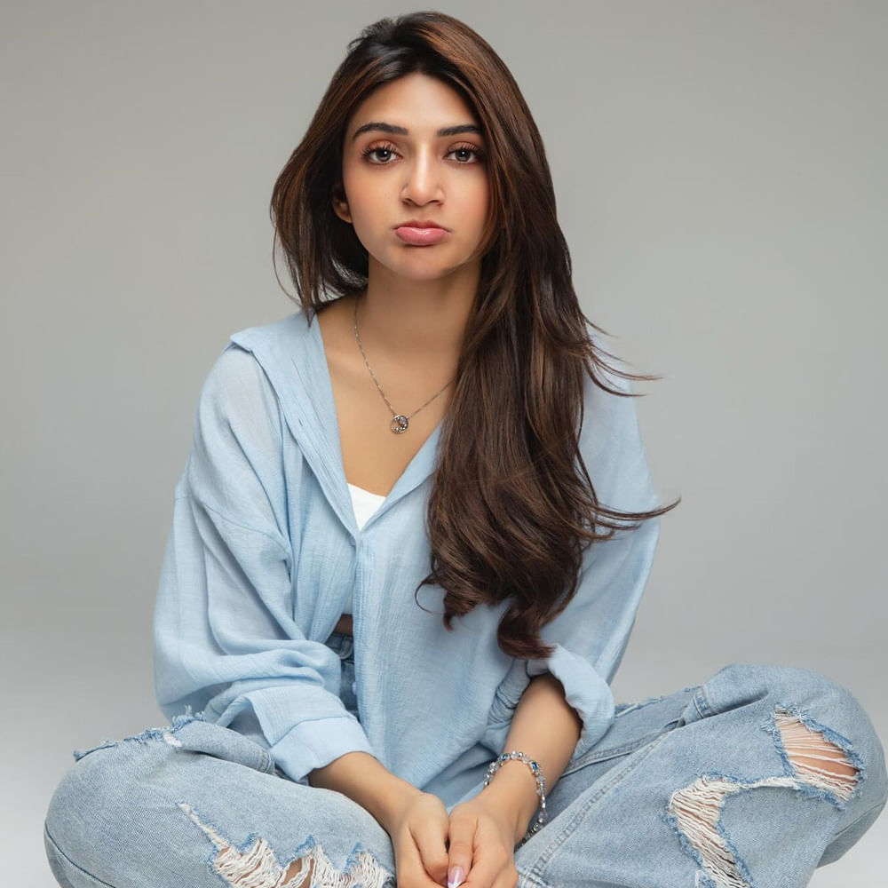 ఎప్పుడొచ్చాం అన్నది కాదన్నాయ్‌... బుల్లెట్‌ దిగిందా? లేదా? అని కాస్త మాస్‌గానే అంటున్నారు కిస్సిక్‌ బ్యూటీ శ్రీలీల. అందం ఉంది, మంచి పెర్ఫార్మర్‌ అనే పేరుంది.. స్పీడు స్టెప్పులకి, గ్లామర్‌ రోల్స్ కీ కేరాఫ్‌ అయ్యే కెపాసిటీ ఉంది.. ఇన్ని ఉన్నా ఉన్నట్టుండి ఆ మధ్య కెరీర్‌లో స్పీడు తగ్గించారు శ్రీలీల. మన దగ్గర ఇప్పటికీ మునుపటి స్పీడును అందుకోలేకపోతున్నారనే కంప్లయింట్‌ కూడా ఉందనుకోండి.. ఈ వైరల్‌ వయ్యారి మీద. 