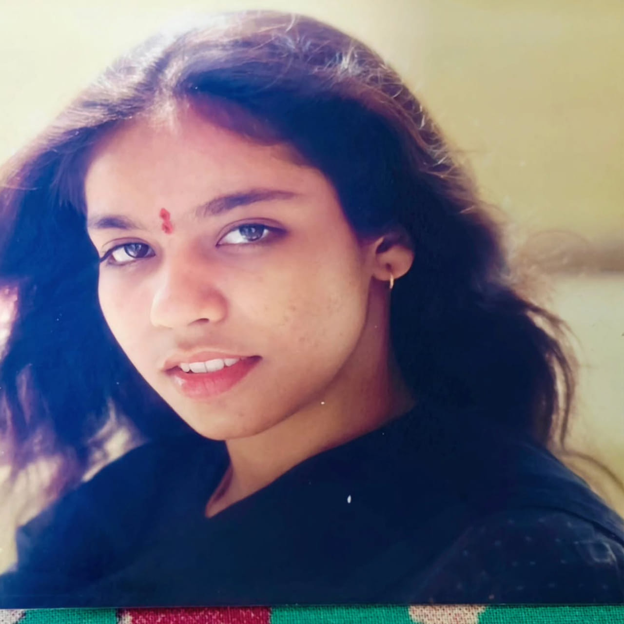 పైన ఫోటోలో కనిపిస్తున్న అమ్మాయి ఎవరో గుర్తుపట్టారా.. ? తెలుగులో ఫేమస్ సింగర్. అంతేకాదు.. టాలీవుడ్ ఇండస్ట్రీలోనే ఏకైక లేడీ మ్యూజిక్ డైరెక్టర్. దాదాపు 80కి పైగా సినిమాలకు మ్యూజిక్ అందించిన తొలి మహిళా సంగీత దర్శకురాలిగా రికార్డ్ క్రియేట్ చేశారు. ఇంతకీ ఆమె ఎవరంటే.. 