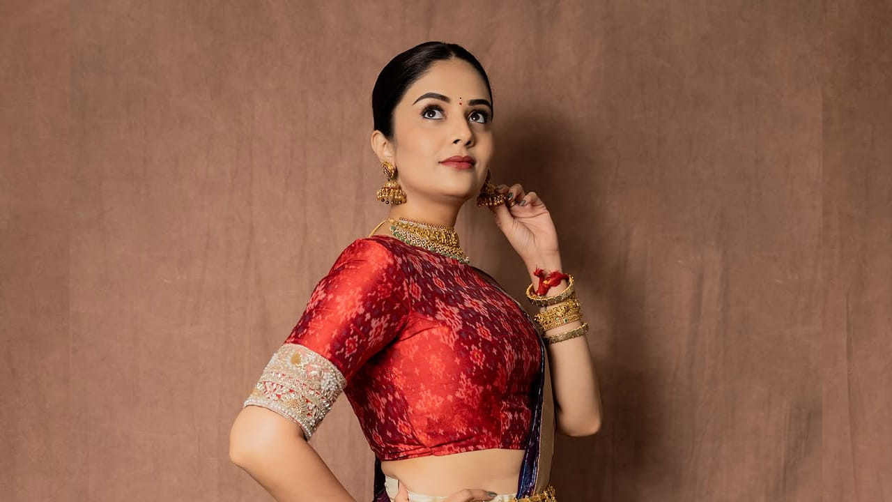 పటాస్ కామెడీ షోతో తెలుగు ప్రేక్షకులకు పరిచయమైన ఈ అమ్మడు, మొదటి షోలోనే తన యాంకరింగ్‌తో ప్రతి ఒక్కరినీ ఆకట్టుకుంది. తర్వాత పలు షోలు, ఈవెంట్స్ రన్ చేస్తూ తన కంటూ ప్రత్యేక గుర్తింపు తెచ్చుకుంది ఈ ముద్దుగుమ్మ.