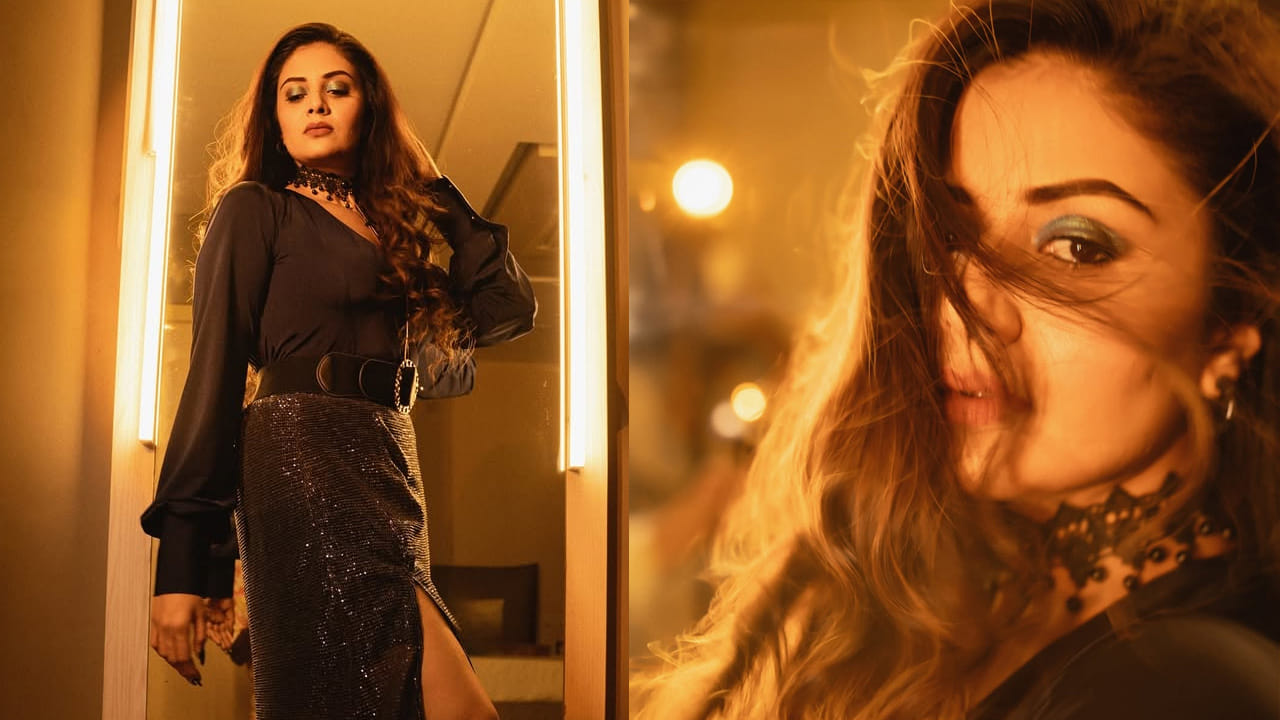 ఆమె మరెవరో కాదండి.. సోషల్ మీడియా సెన్సేషన్, స్టార్ యాంకర్ శ్రీముఖి. ప్రస్తుతం ఈ బ్యూటీ వరుస రియాల్టీ షోలతో బిజీగా ఉంటుంది. తాజాగా ఈ అమ్మడు నెట్టింట షేర్ చేసిన ఫోటోస్ జనాలను ఆకట్టుకుంటున్నాయి. 